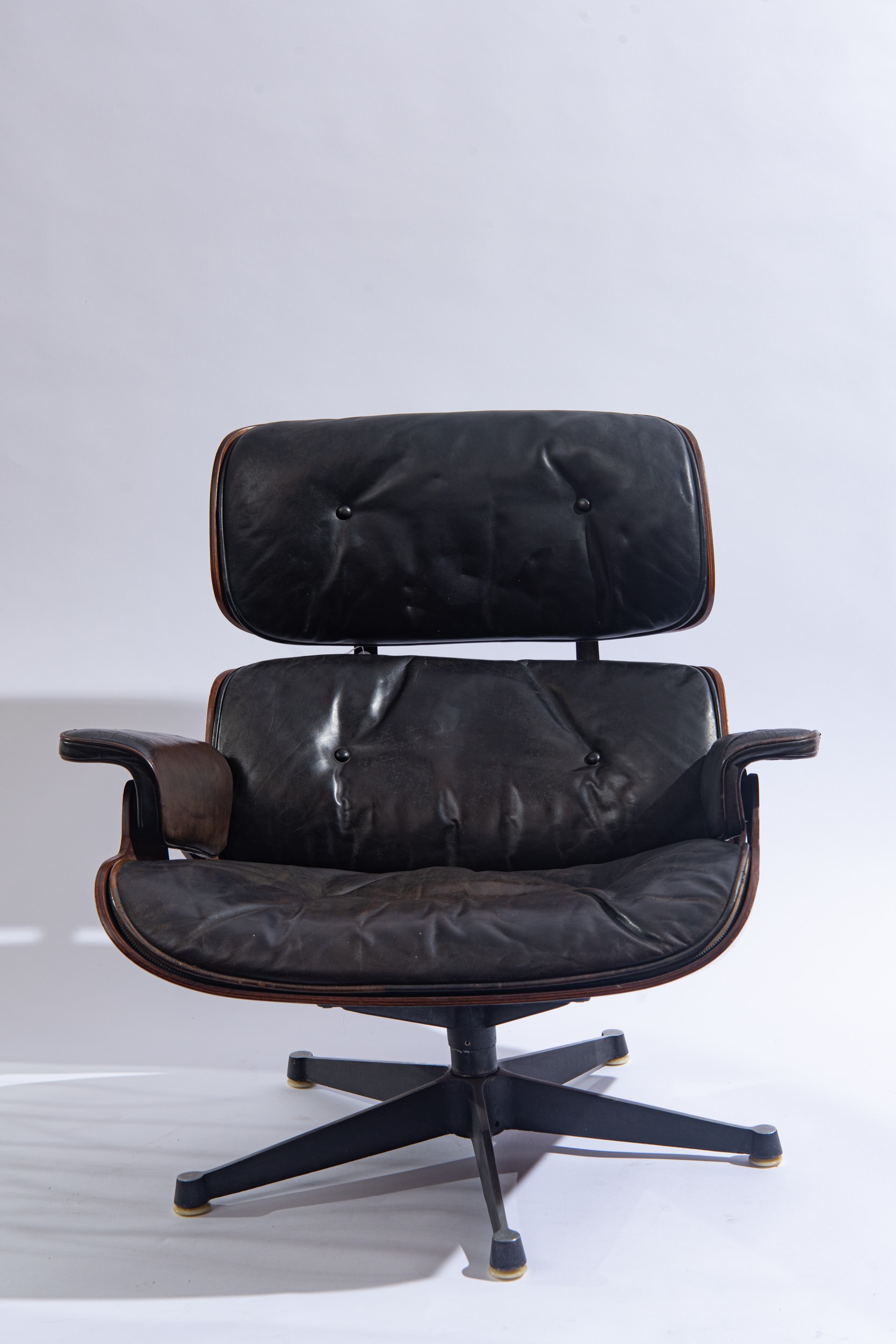 Charles Eames - Poltrona e ottomana mod. 670 e 671 in palissandro, metallo laccato e pelle