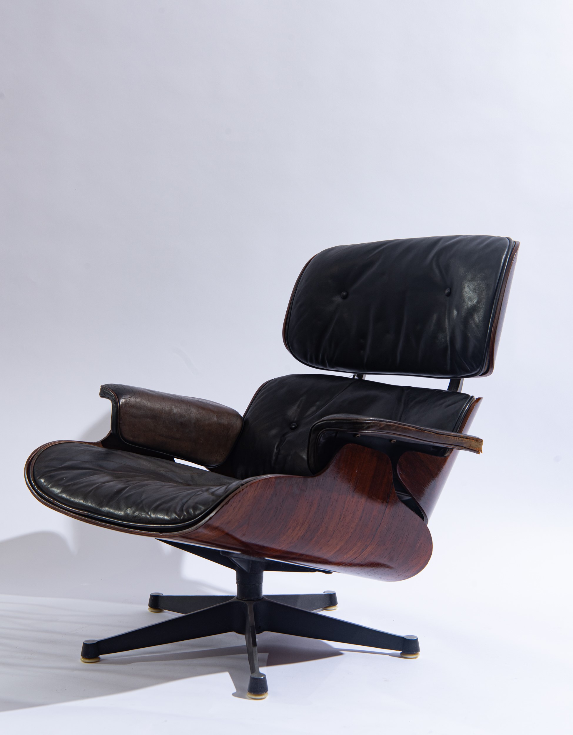 Charles Eames - Poltrona e ottomana mod. 670 e 671 in palissandro, metallo laccato e pelle