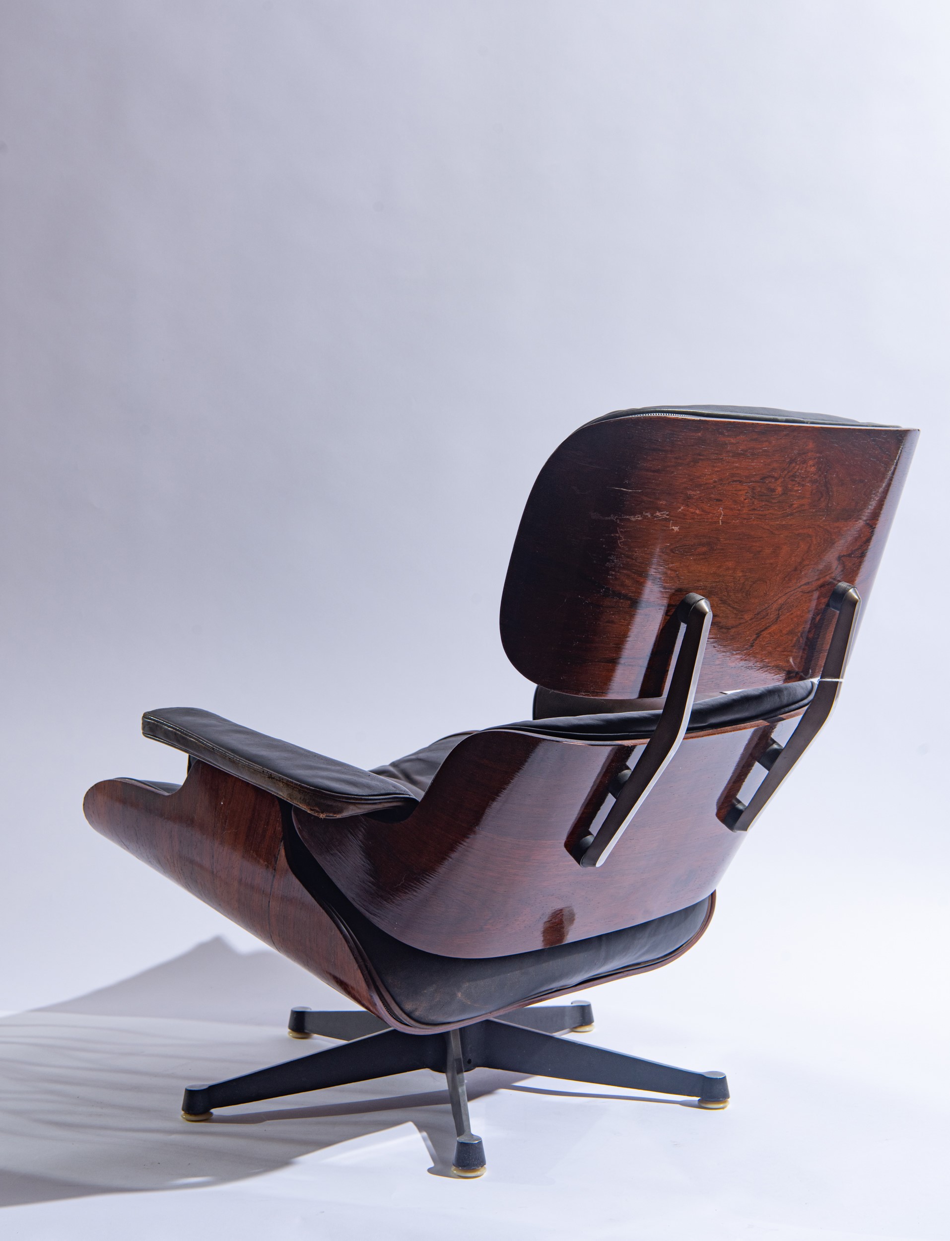 Charles Eames - Poltrona e ottomana mod. 670 e 671 in palissandro, metallo laccato e pelle