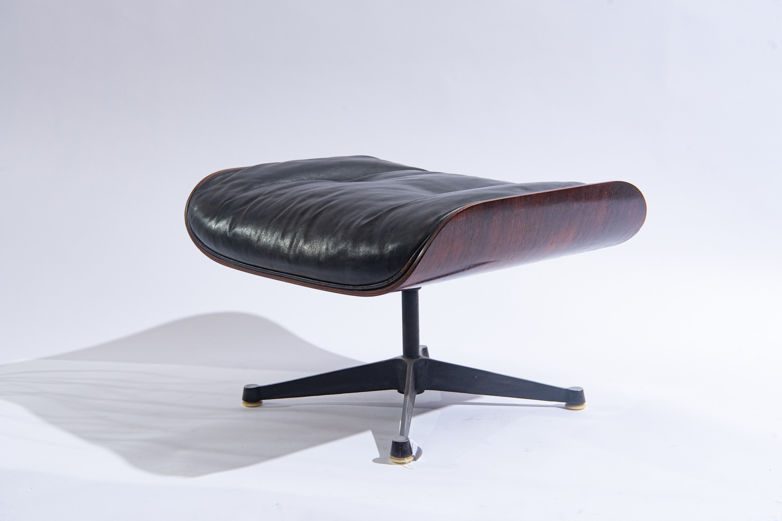Charles Eames - Poltrona e ottomana mod. 670 e 671 in palissandro, metallo laccato e pelle