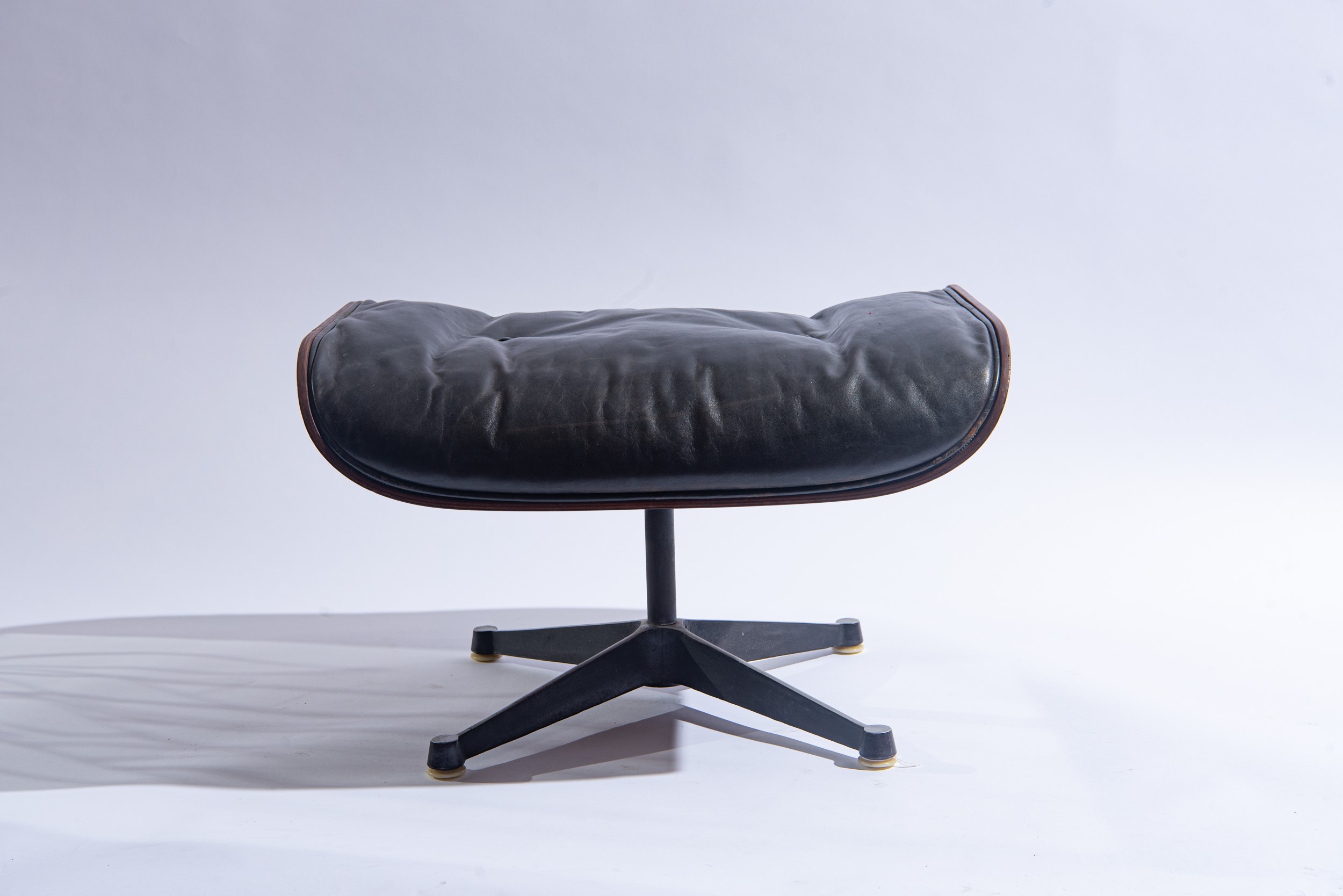 Charles Eames - Poltrona e ottomana mod. 670 e 671 in palissandro, metallo laccato e pelle