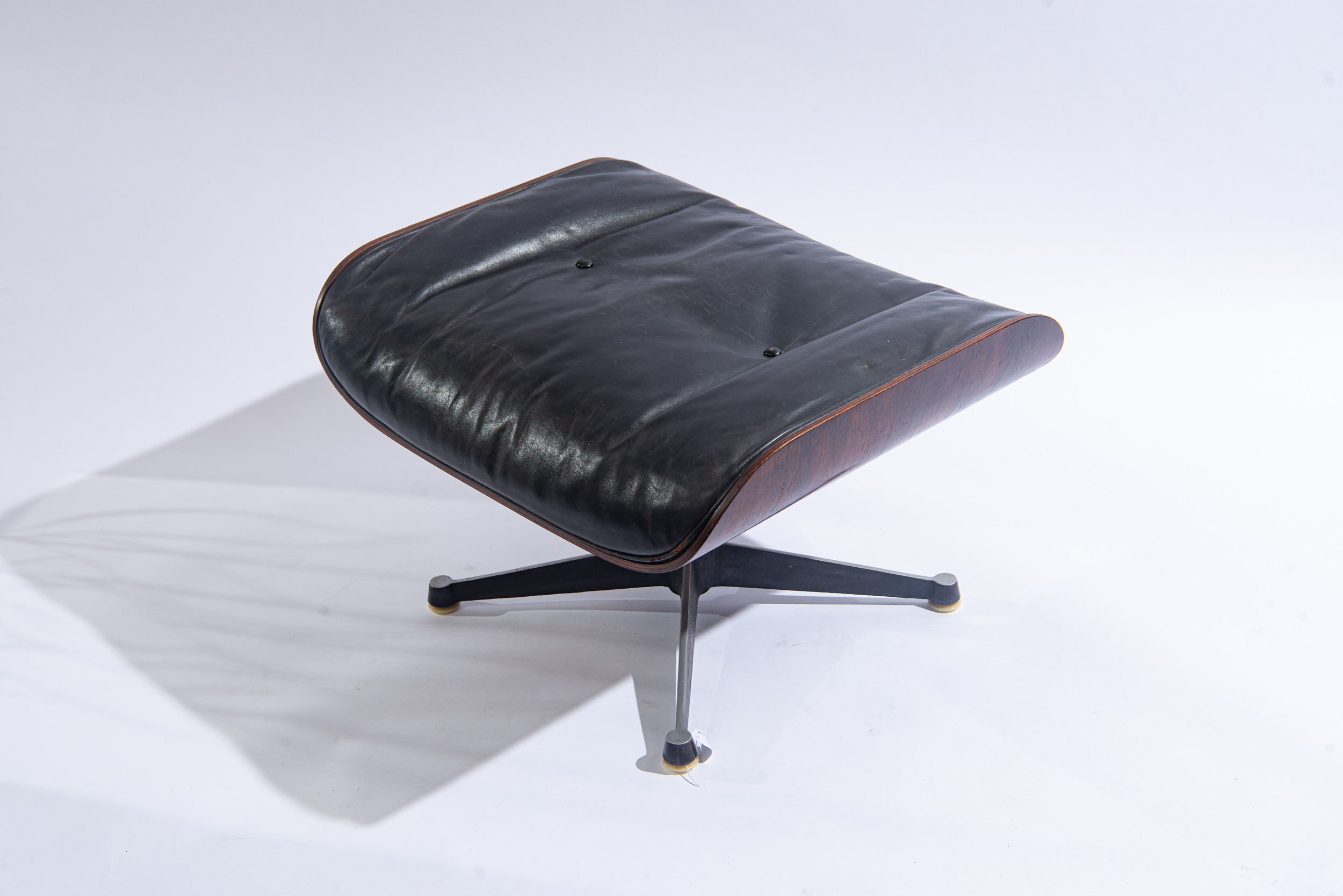 Charles Eames - Poltrona e ottomana mod. 670 e 671 in palissandro, metallo laccato e pelle