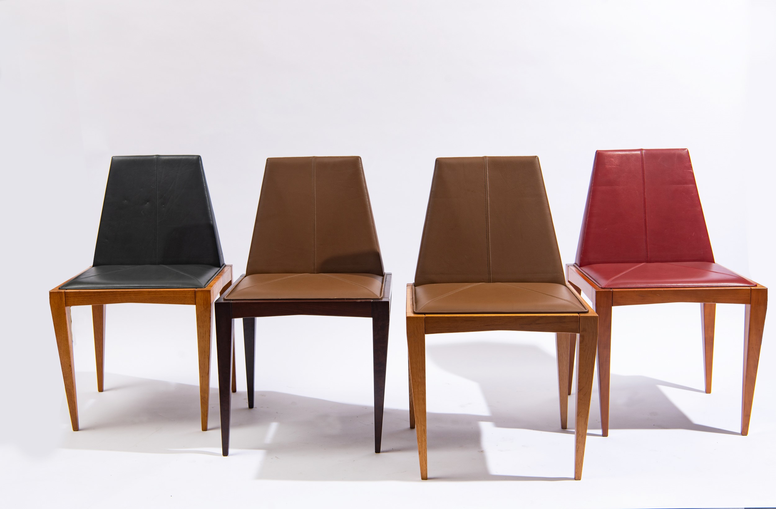 Erik Deforce - Quattro sedie in legno e similpelle