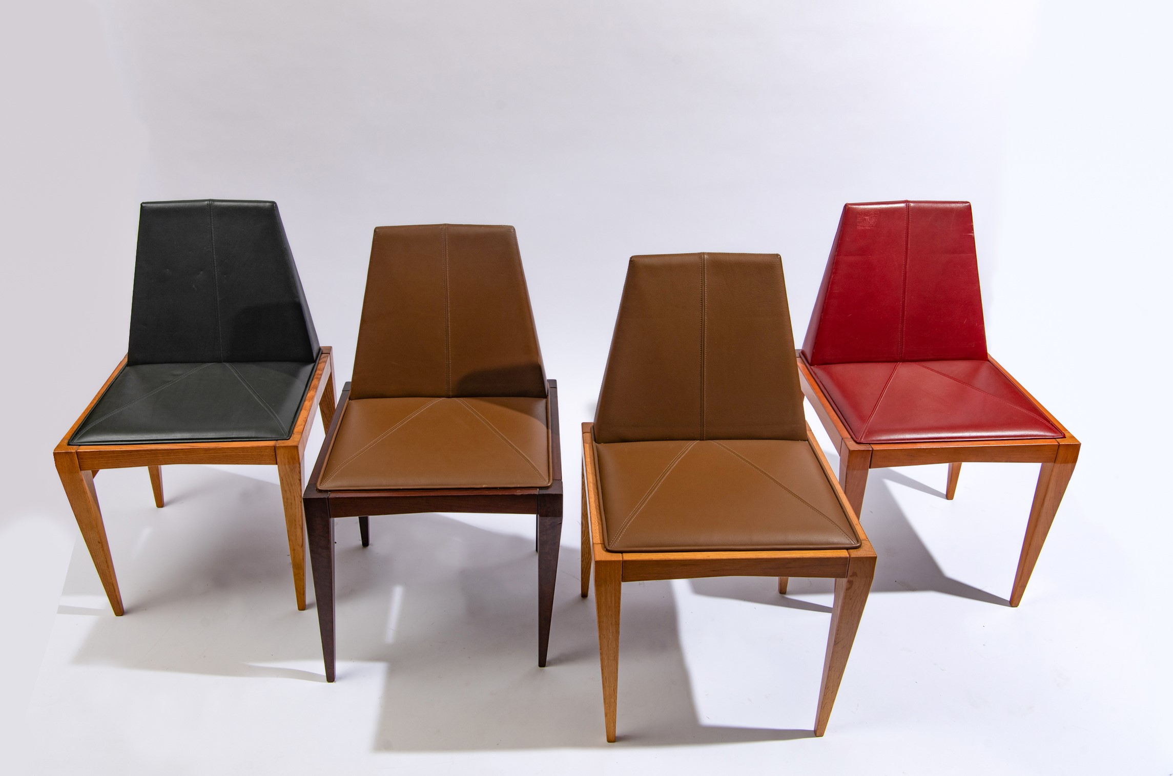 Erik Deforce - Quattro sedie in legno e similpelle