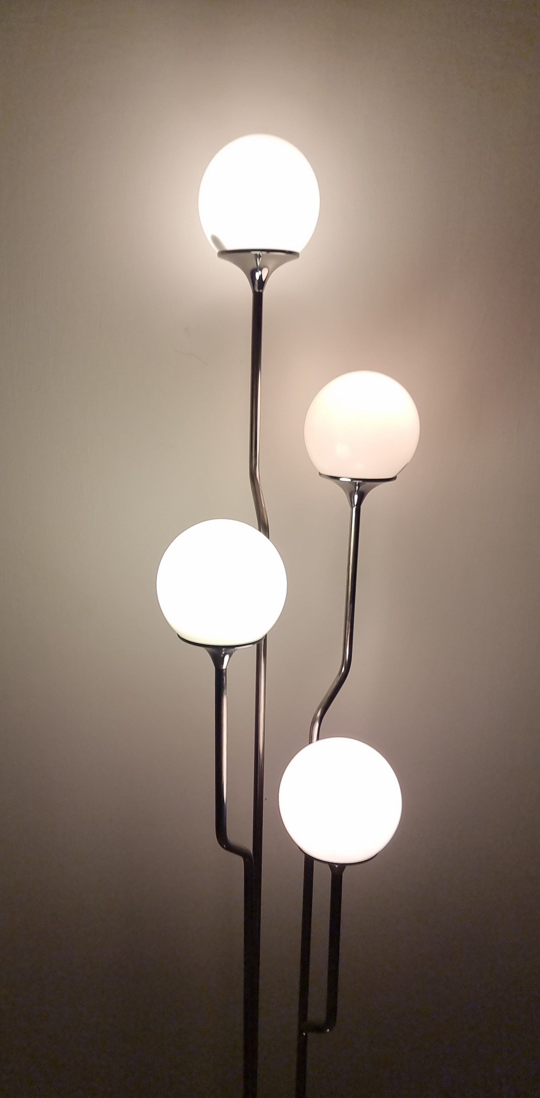 Goffredo Reggiani - Lampada da terra in metallo cromato e vetro