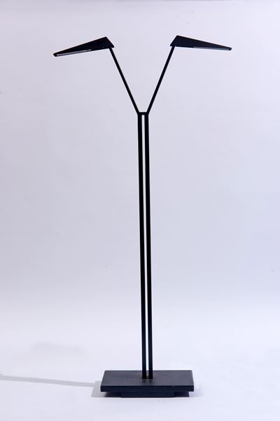 Lampada da terra mod. 'Zeus', metallo verniciato nero