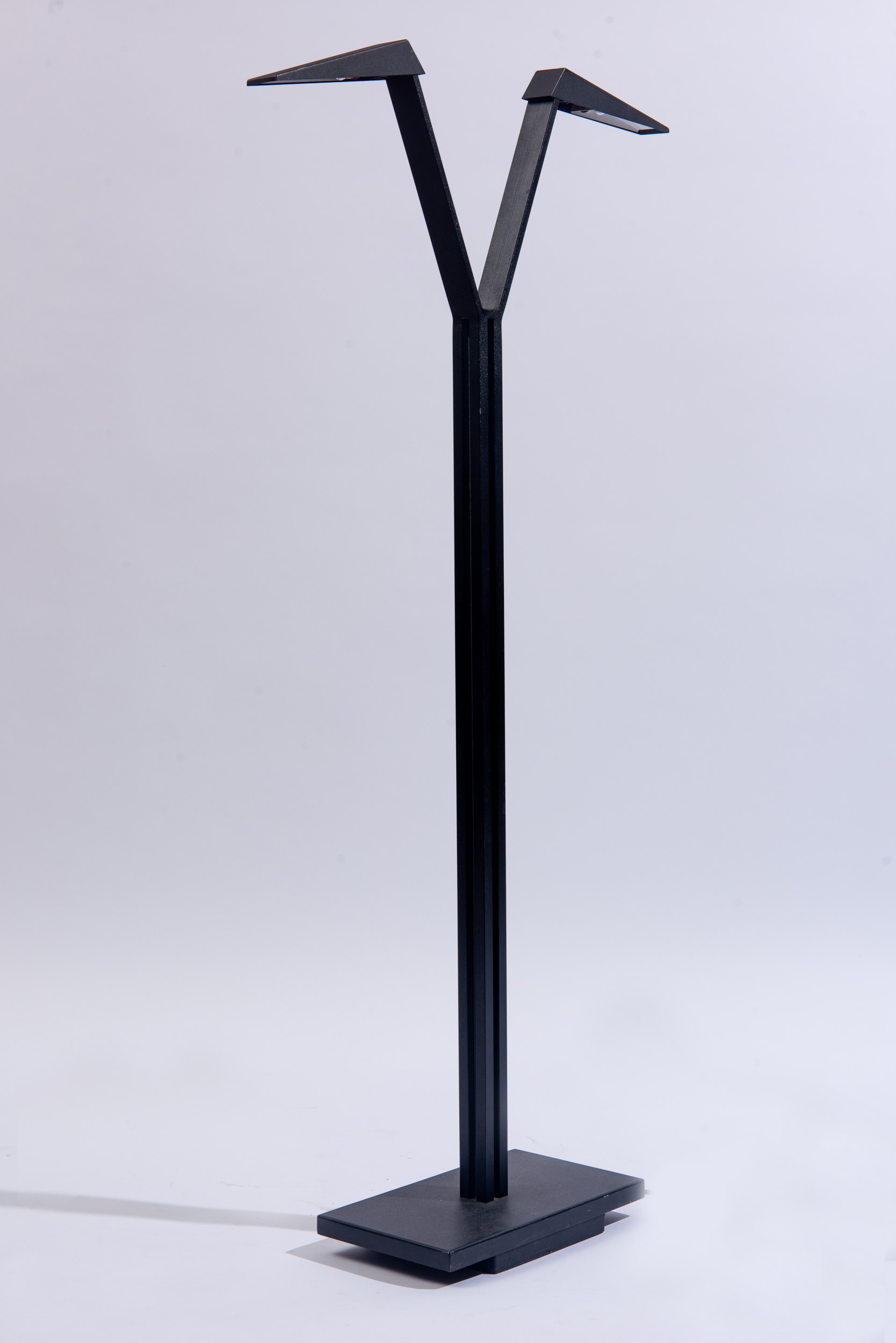 Roberto Marcatti - Lampada da terra mod. 'Zeus', metallo verniciato nero
