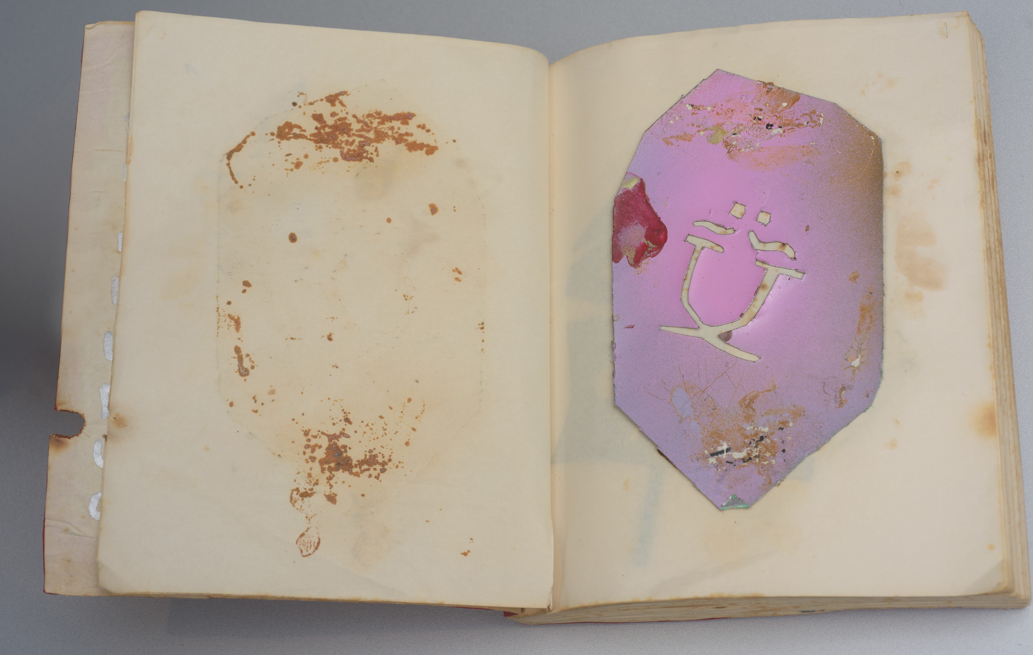 Alighiero Boetti - Libro rosso – Quaderno di lavoro con stencil e studi preparatori per la serie ...