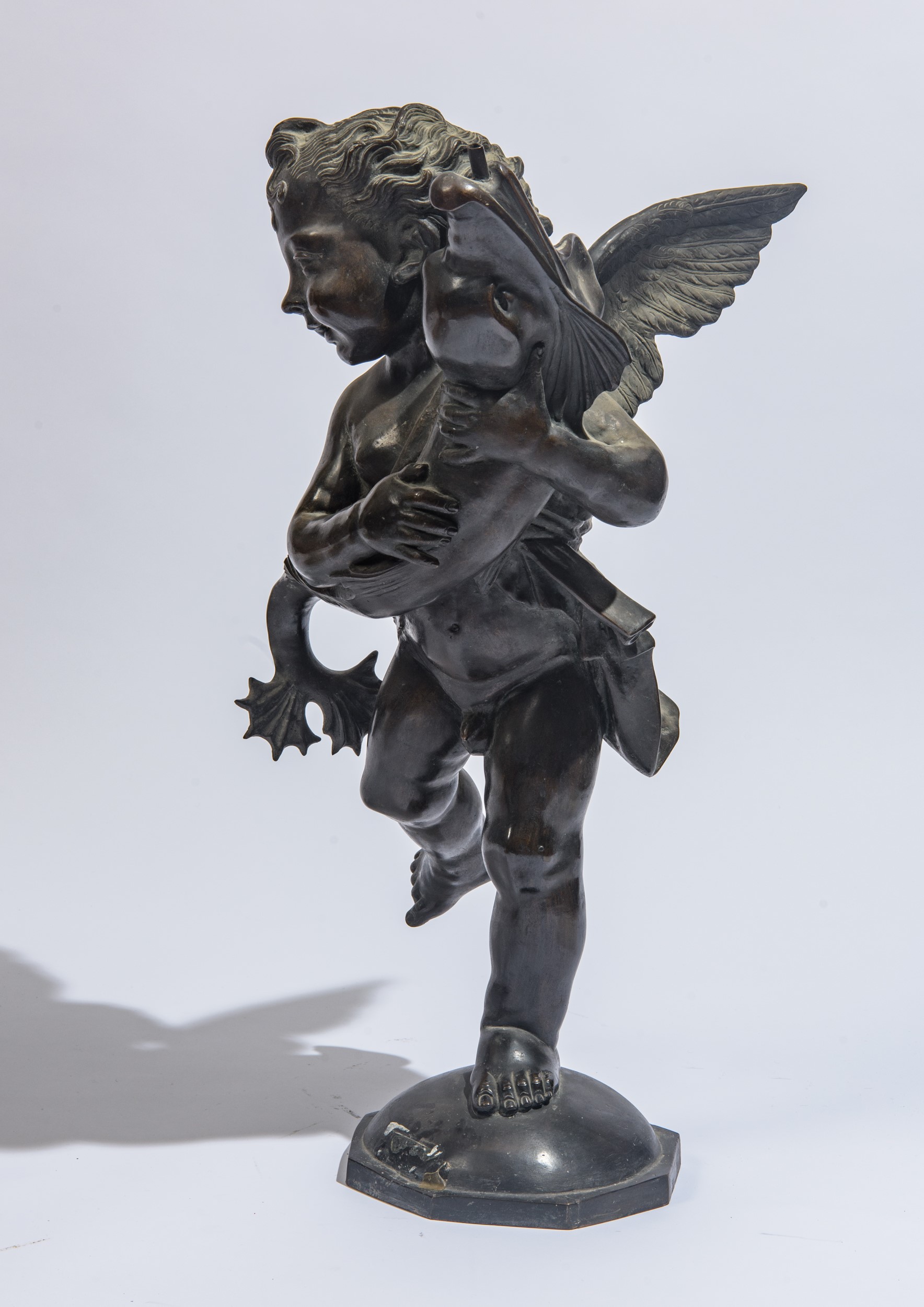 Scultura a figura di putto con delfino, bronzo, XIX secolo