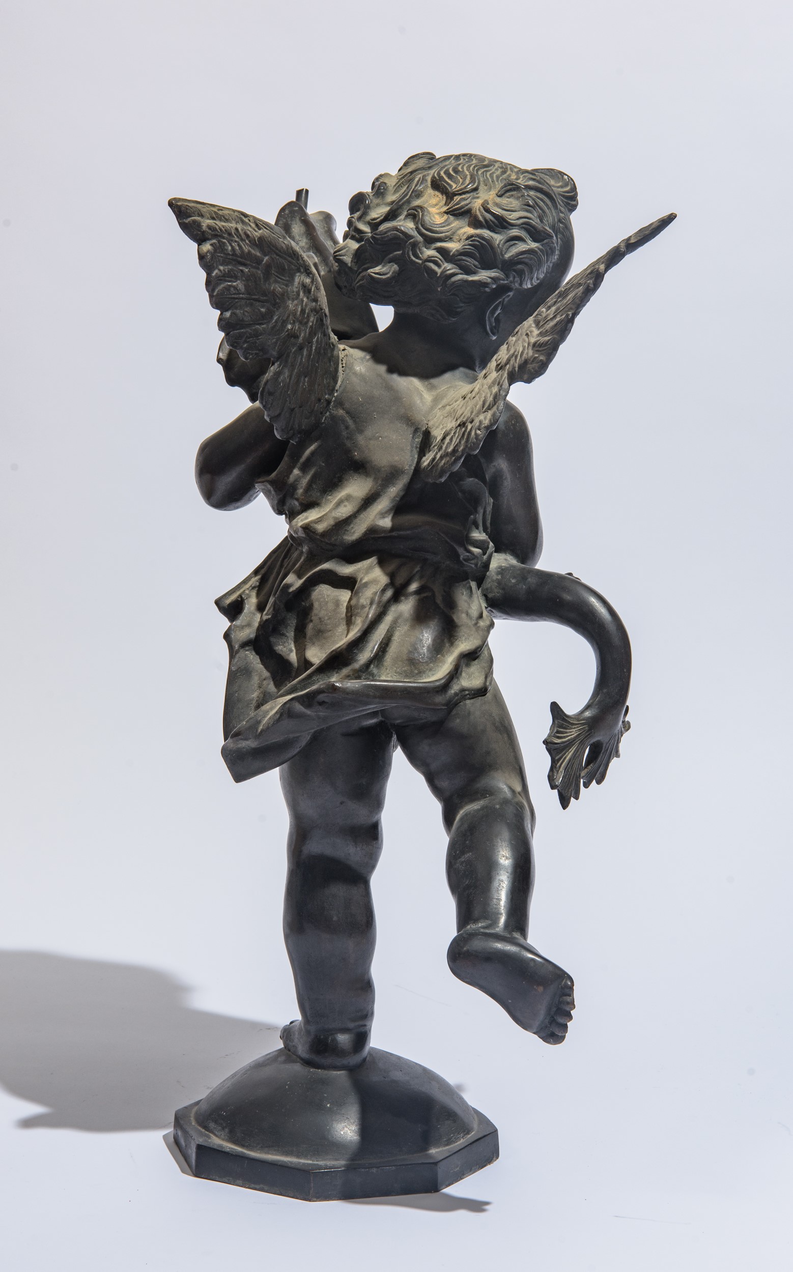 Scultura a figura di putto con delfino, bronzo, XIX secolo