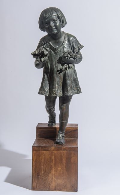 Bambina che gioca con fiori (bronzo)