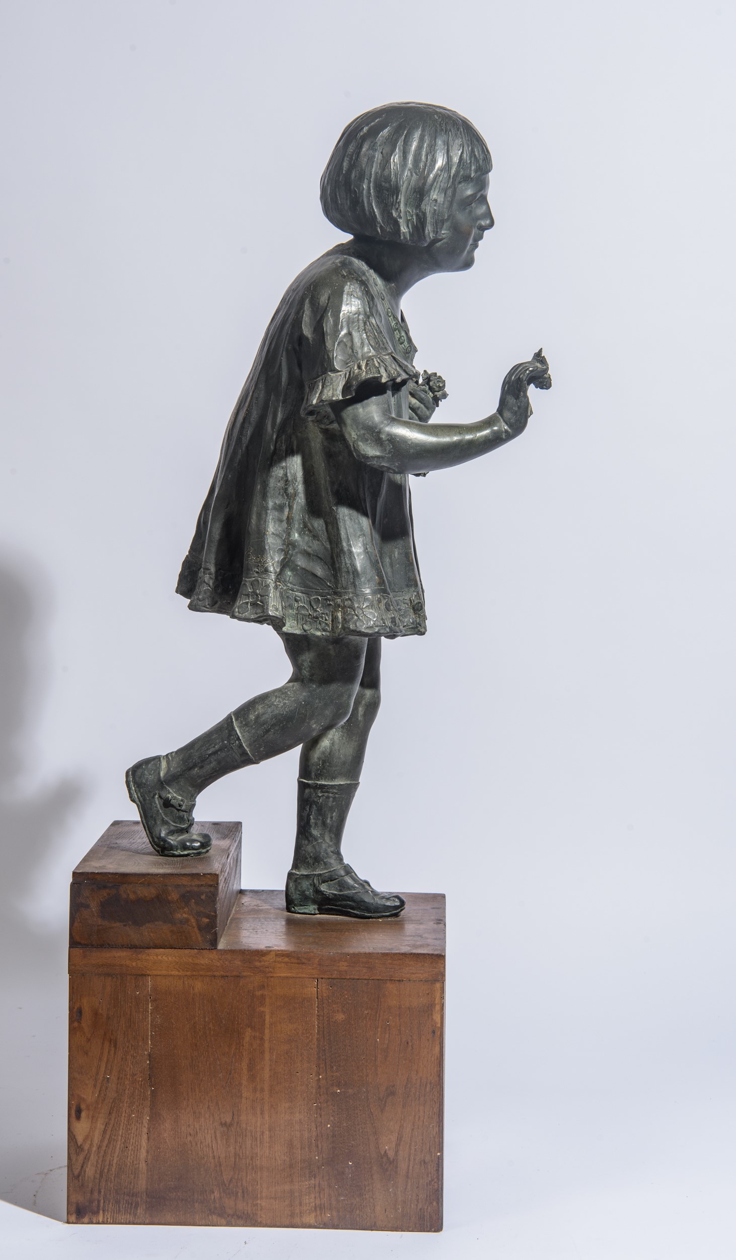 Giovanni Broggi - Bambina che gioca con fiori (bronzo)