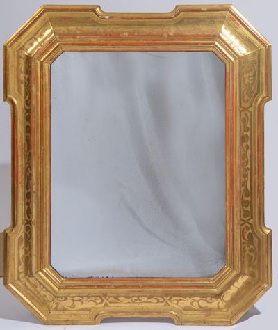 Grande specchiera a guantiera sagomata, legno dorato, decorazioni a bulino a motivi fogliacei (XI...