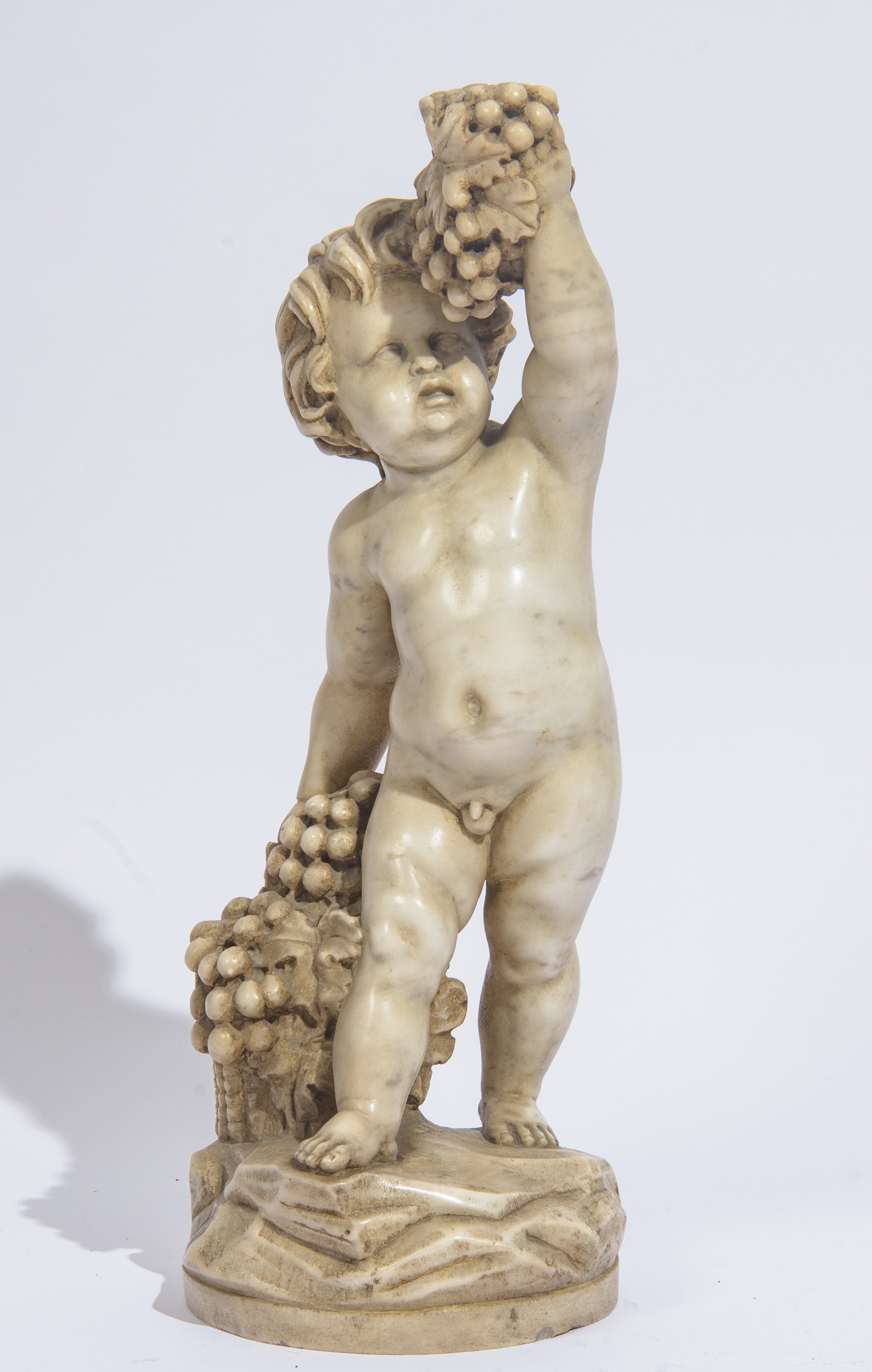 Colonna in marmo rosso con putto e acini d’uva, marmo statuario (Italia, XX secolo)