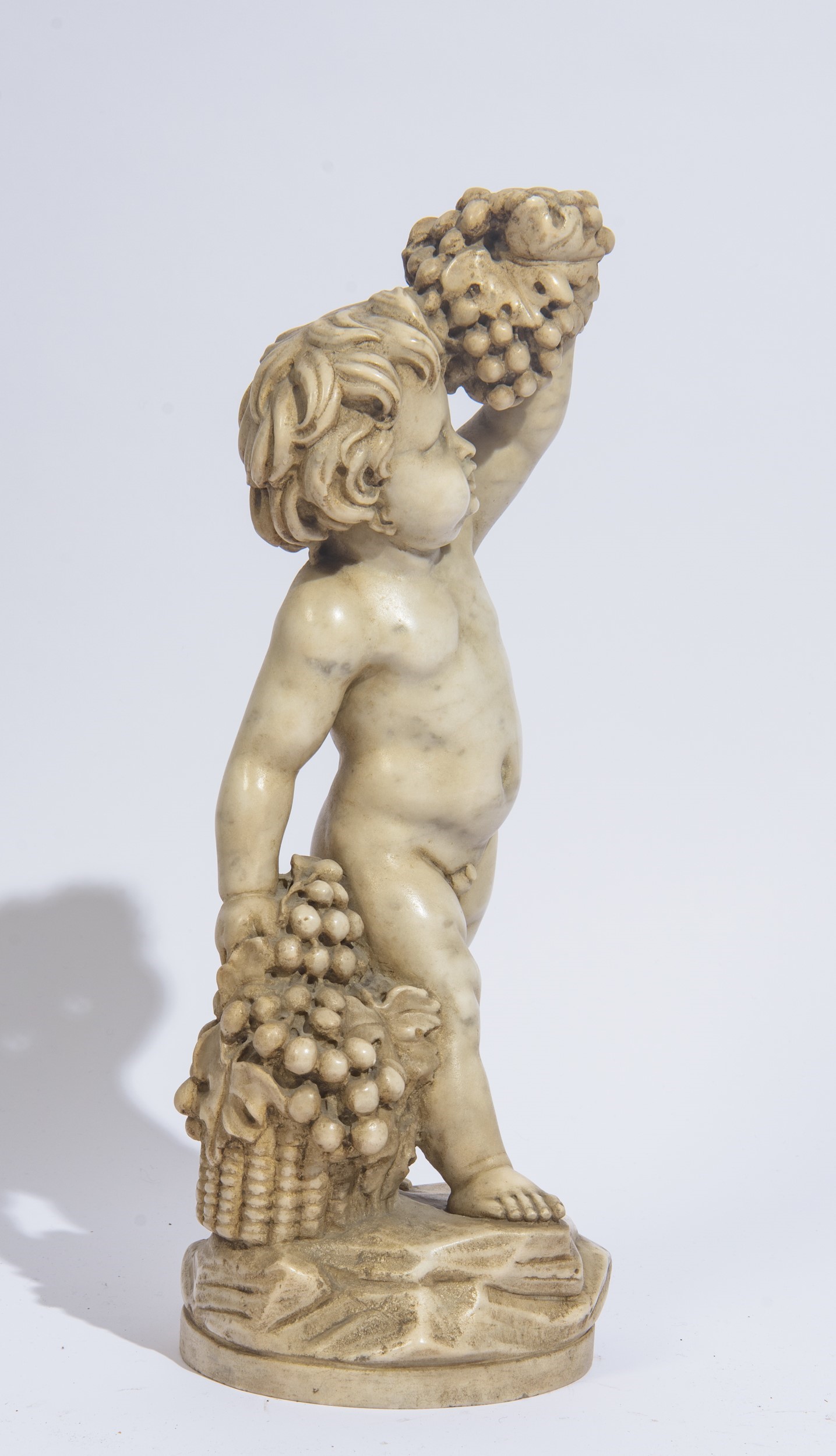 Colonna in marmo rosso con putto e acini d’uva, marmo statuario (Italia, XX secolo)