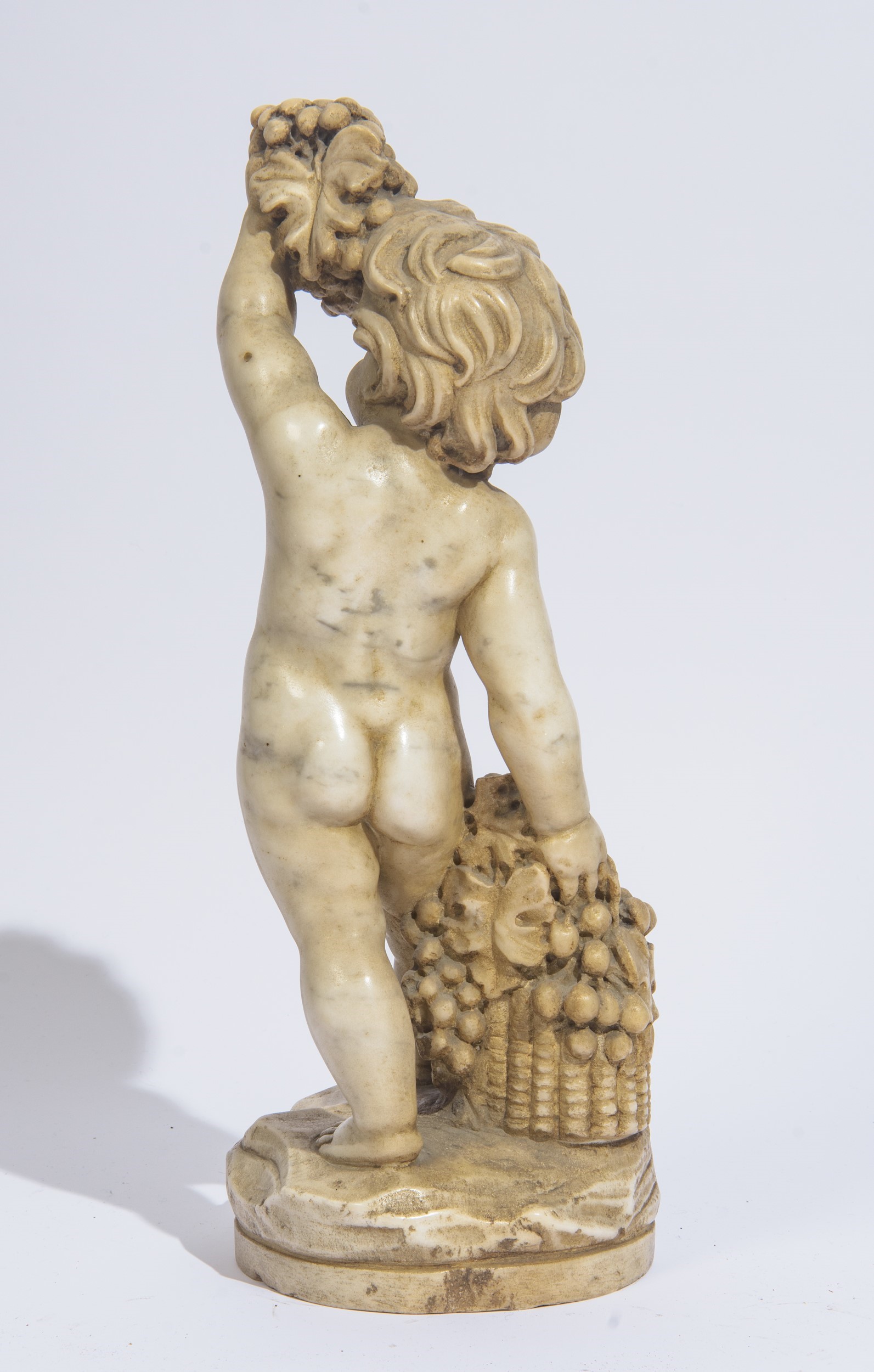 Colonna in marmo rosso con putto e acini d’uva, marmo statuario (Italia, XX secolo)