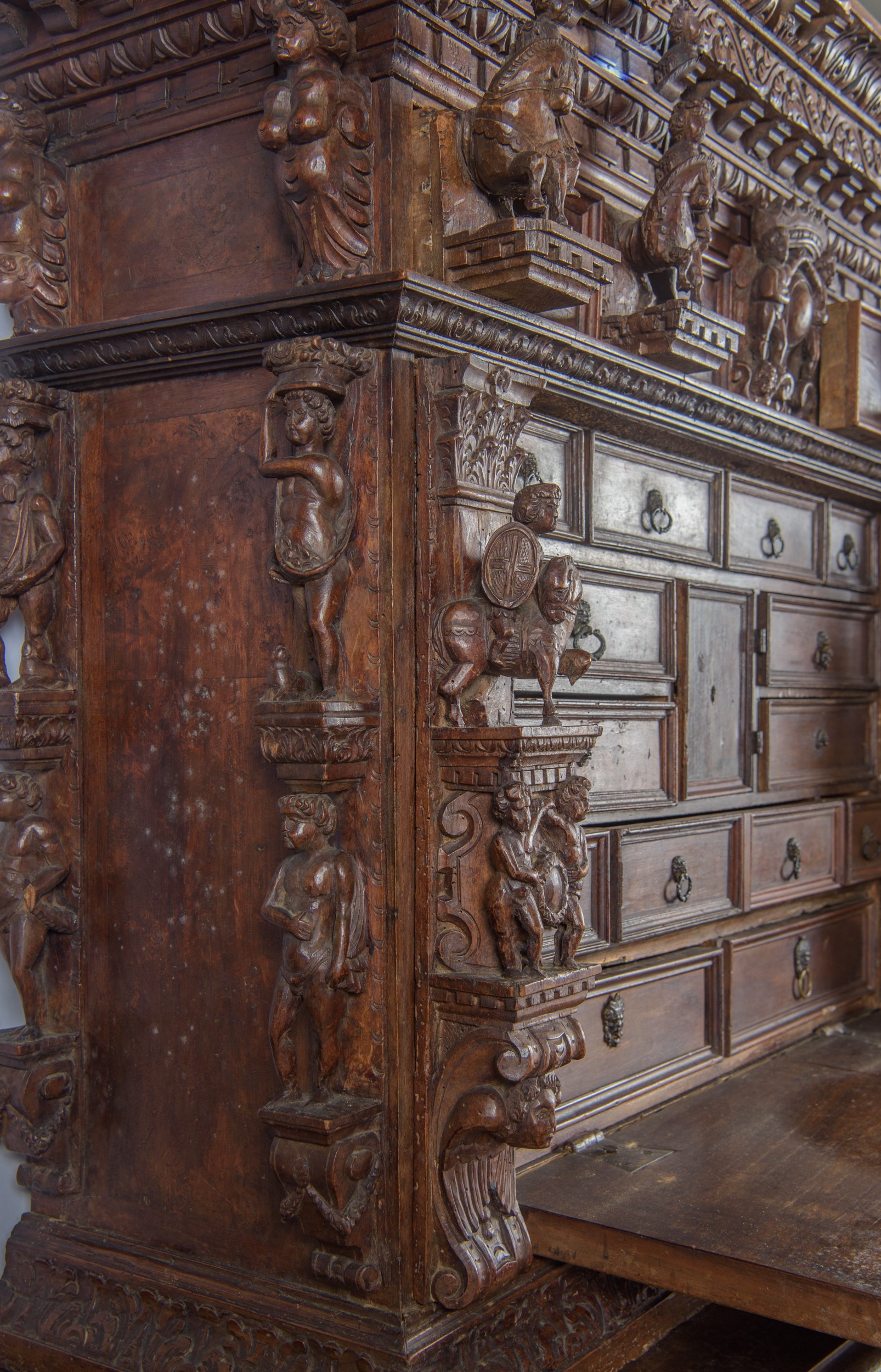 Stipo 'a bambocci', Genova, inizio del XVII secolo, legno di noce