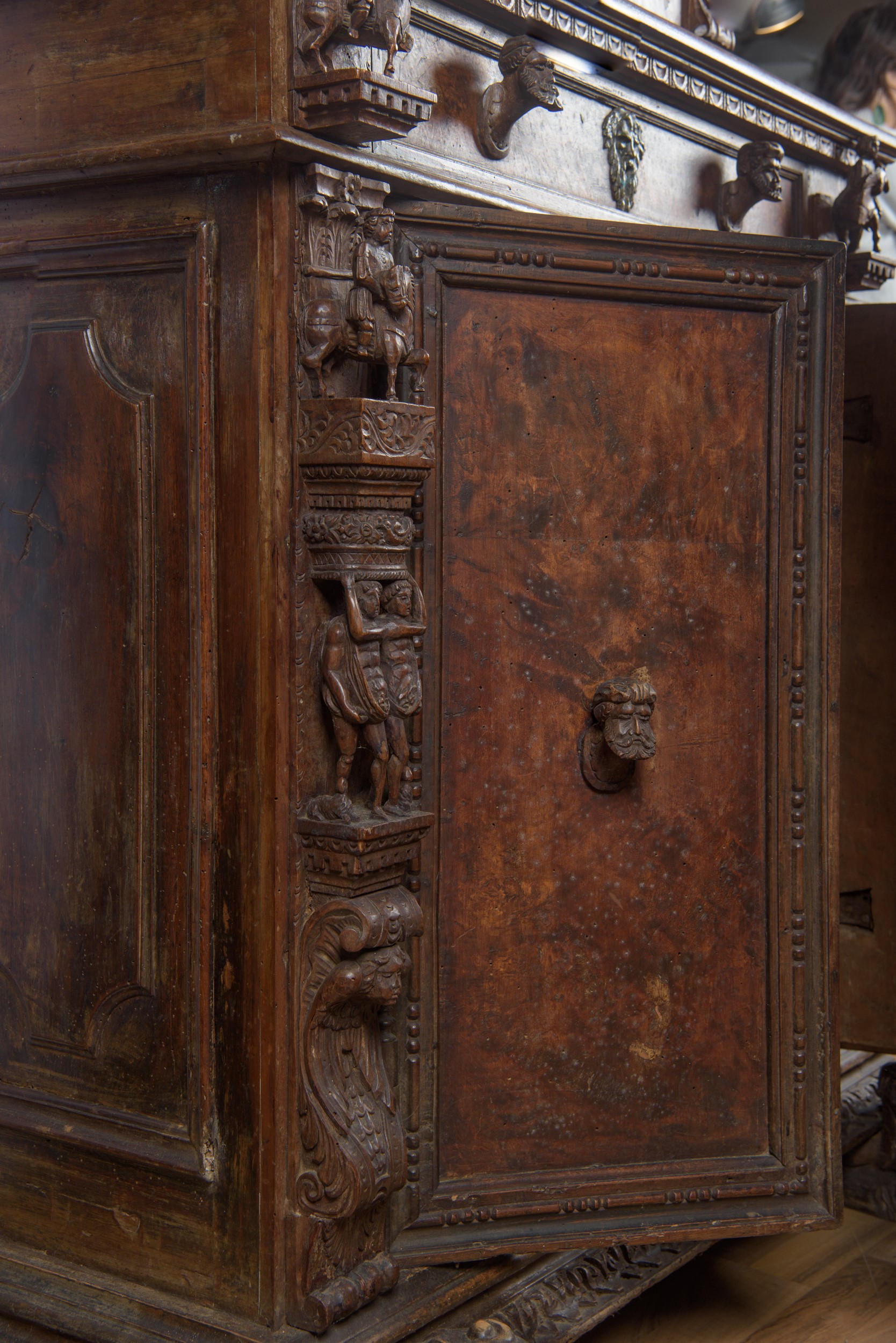 Stipo 'a bambocci', Genova, inizio del XVII secolo, legno di noce