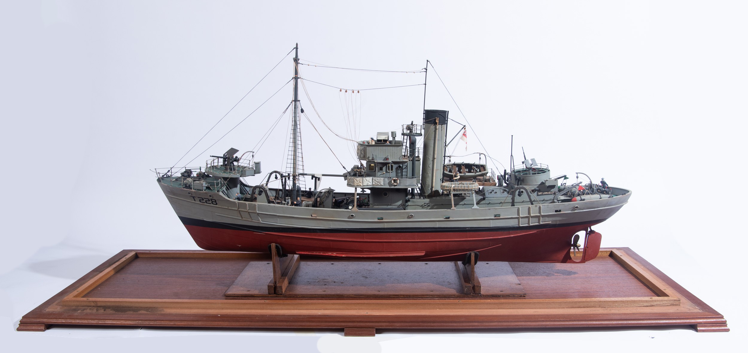 Brian Clark, Modello in scala del dragamine-trawler H.M.S. Sir Lancelot