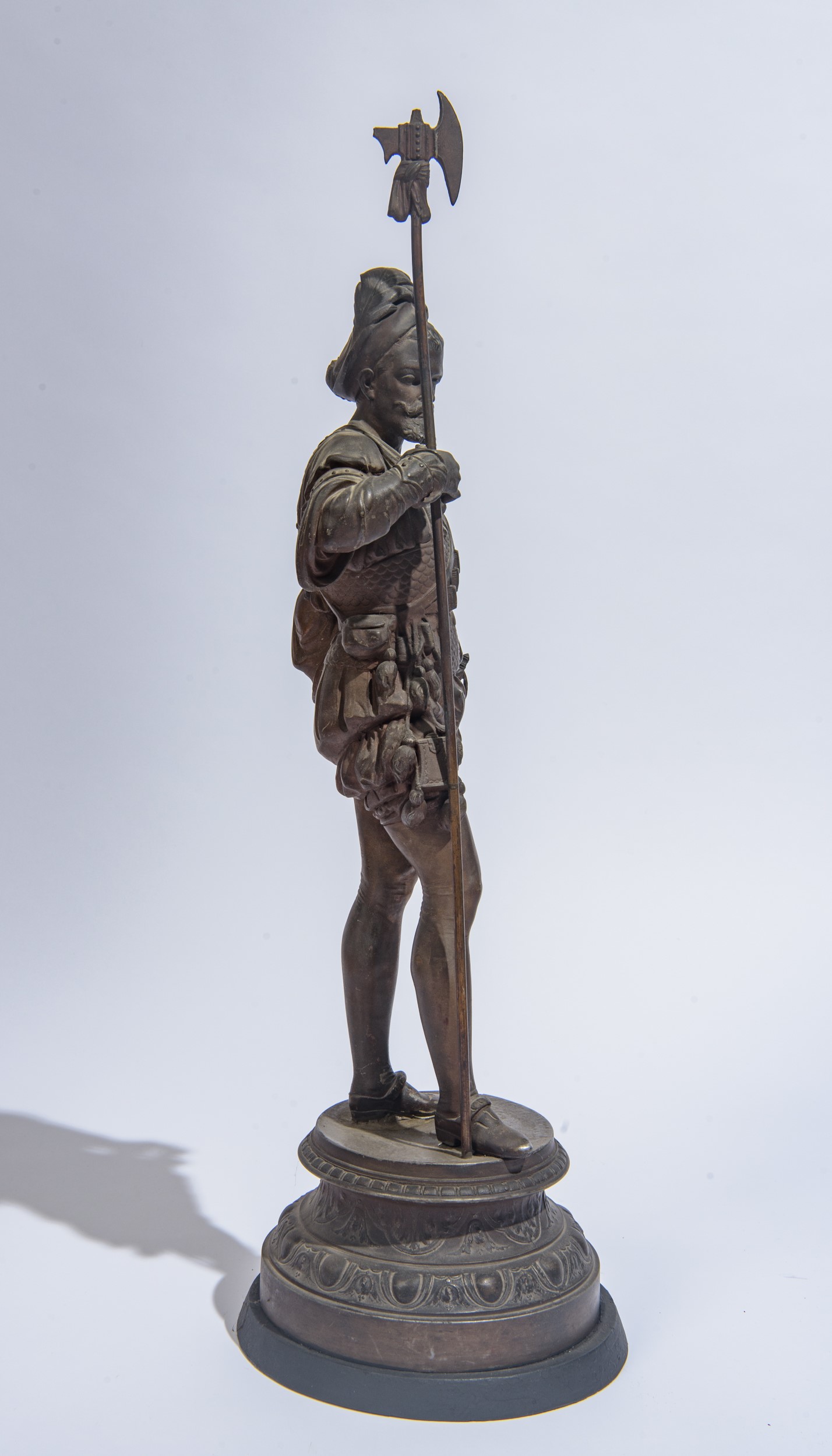 XIX secolo, Scultura raffigurante armigero in metallo brunito