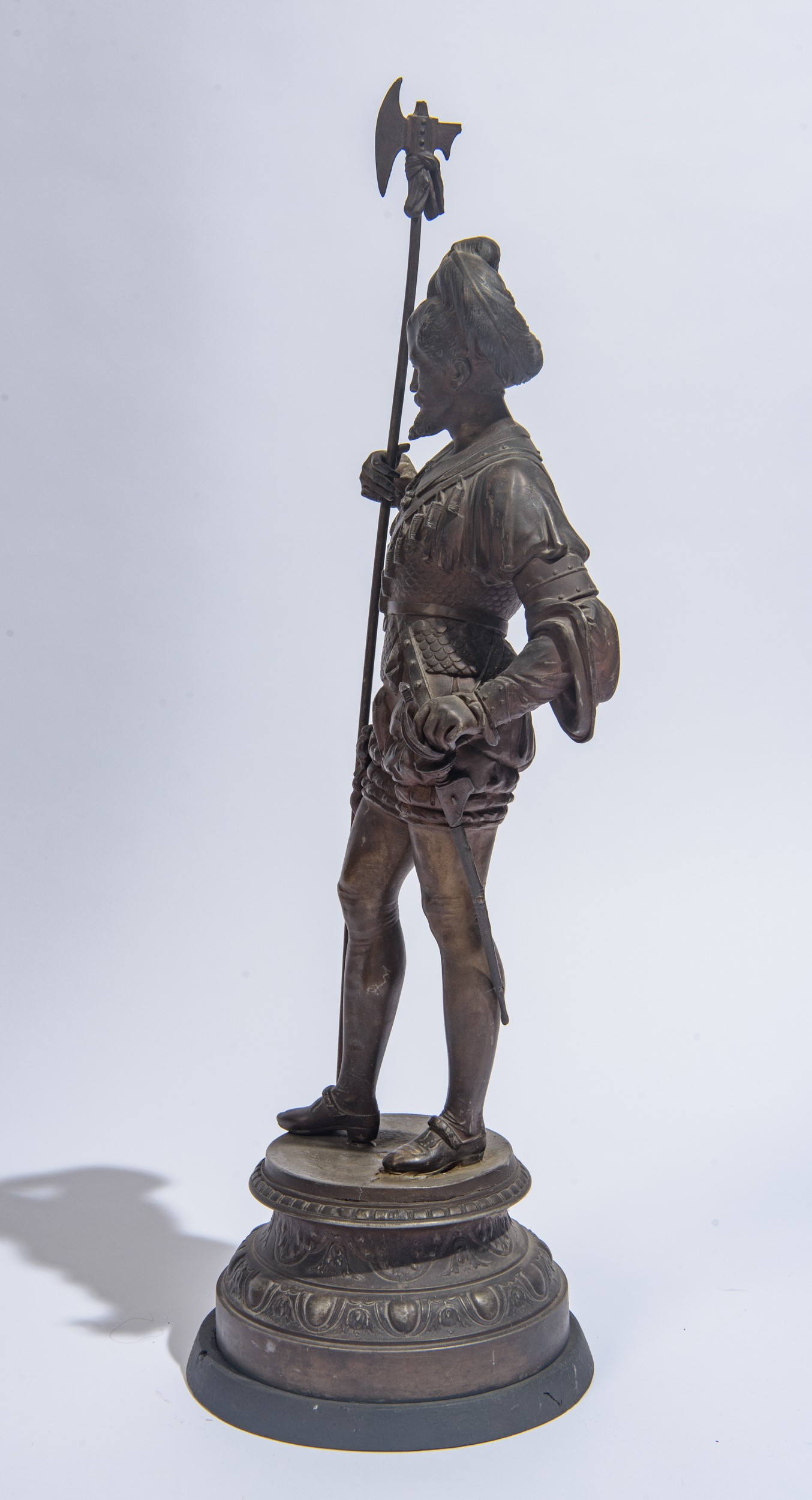 XIX secolo, Scultura raffigurante armigero in metallo brunito