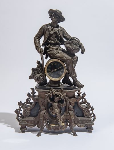 Grande orologio da camino in antimonio, prima metà del XX secolo