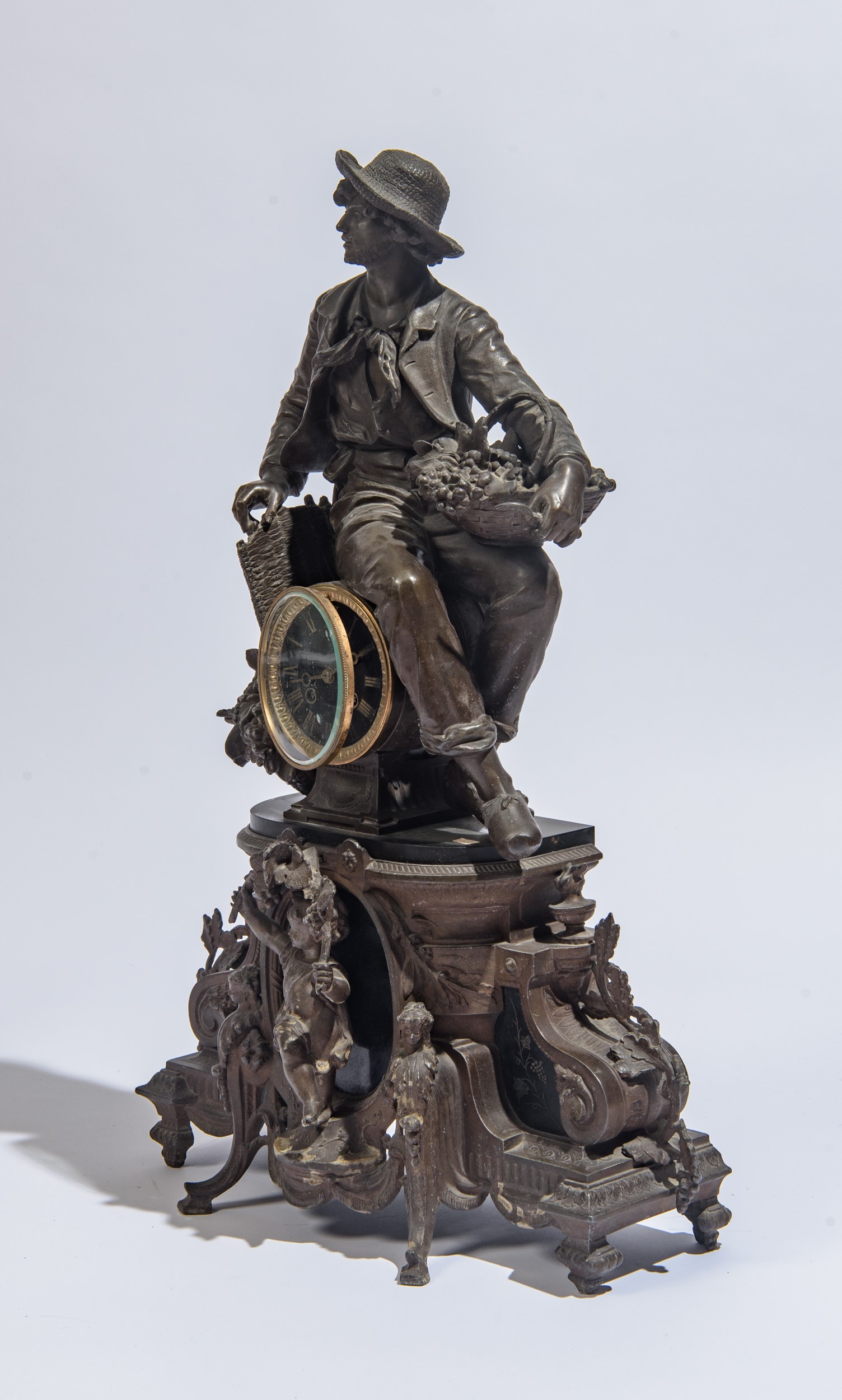 Grande orologio da camino in antimonio, prima metà del XX secolo