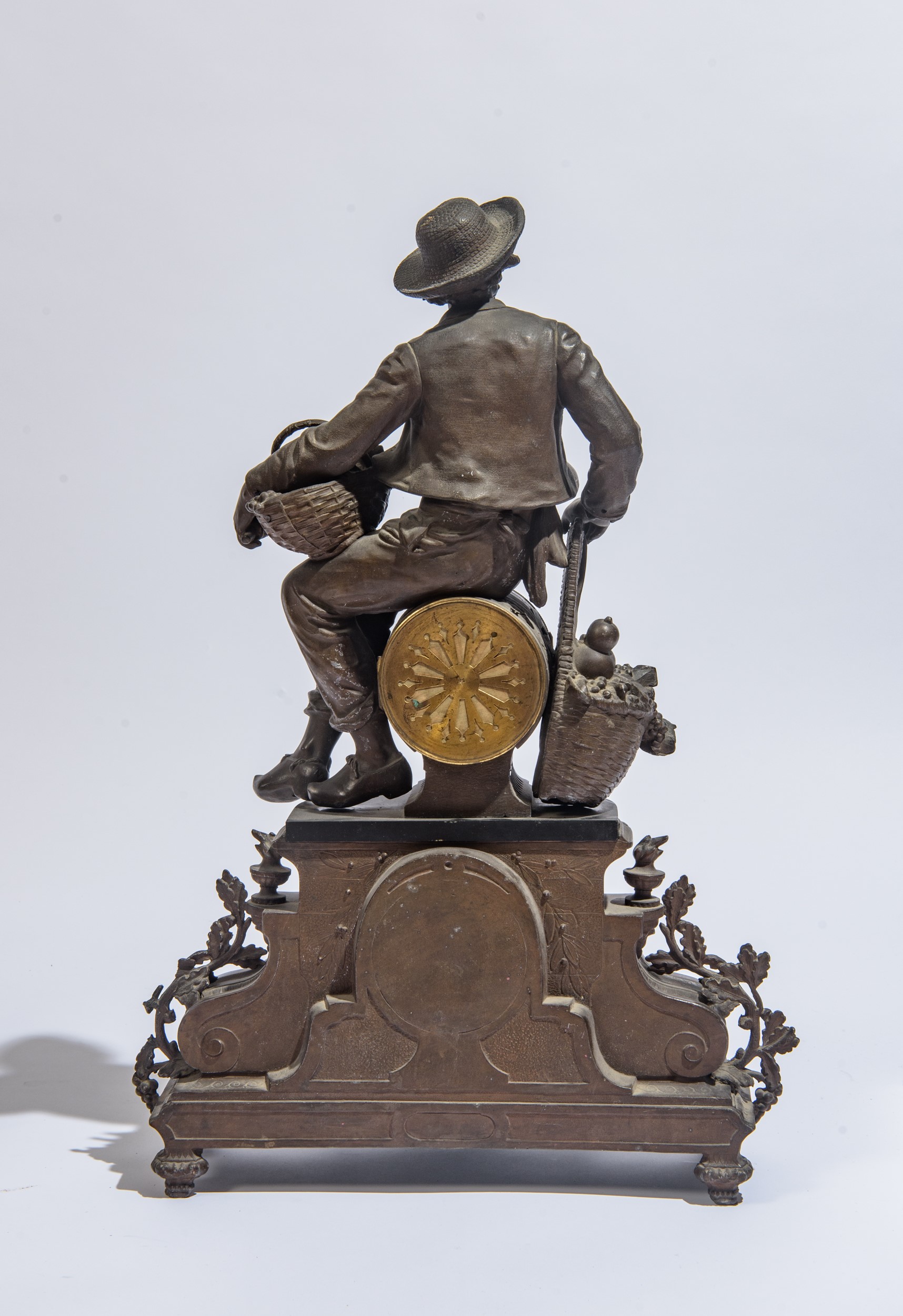 Grande orologio da camino in antimonio, prima metà del XX secolo