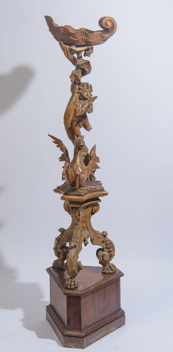 Grande scultura lignea raffigurante putto su cavallo alato