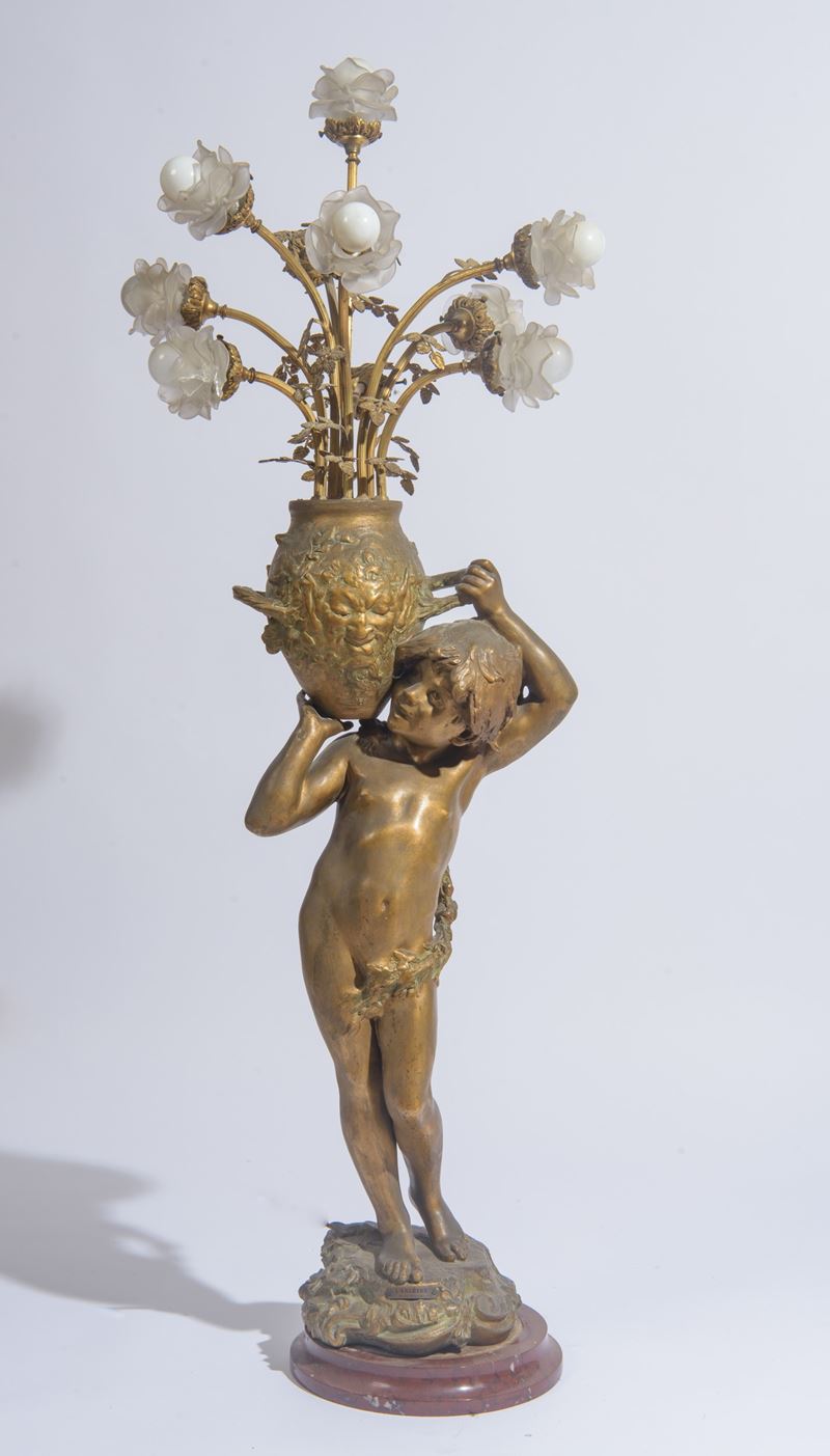 Lume raffigurante putto che sorregge un vaso