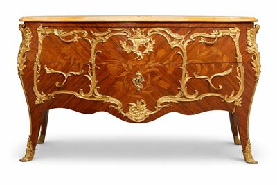 Francia, Napoleone III, fine XIX secolo, Grande commode in ebano rosa con intarsi e decori in bro...