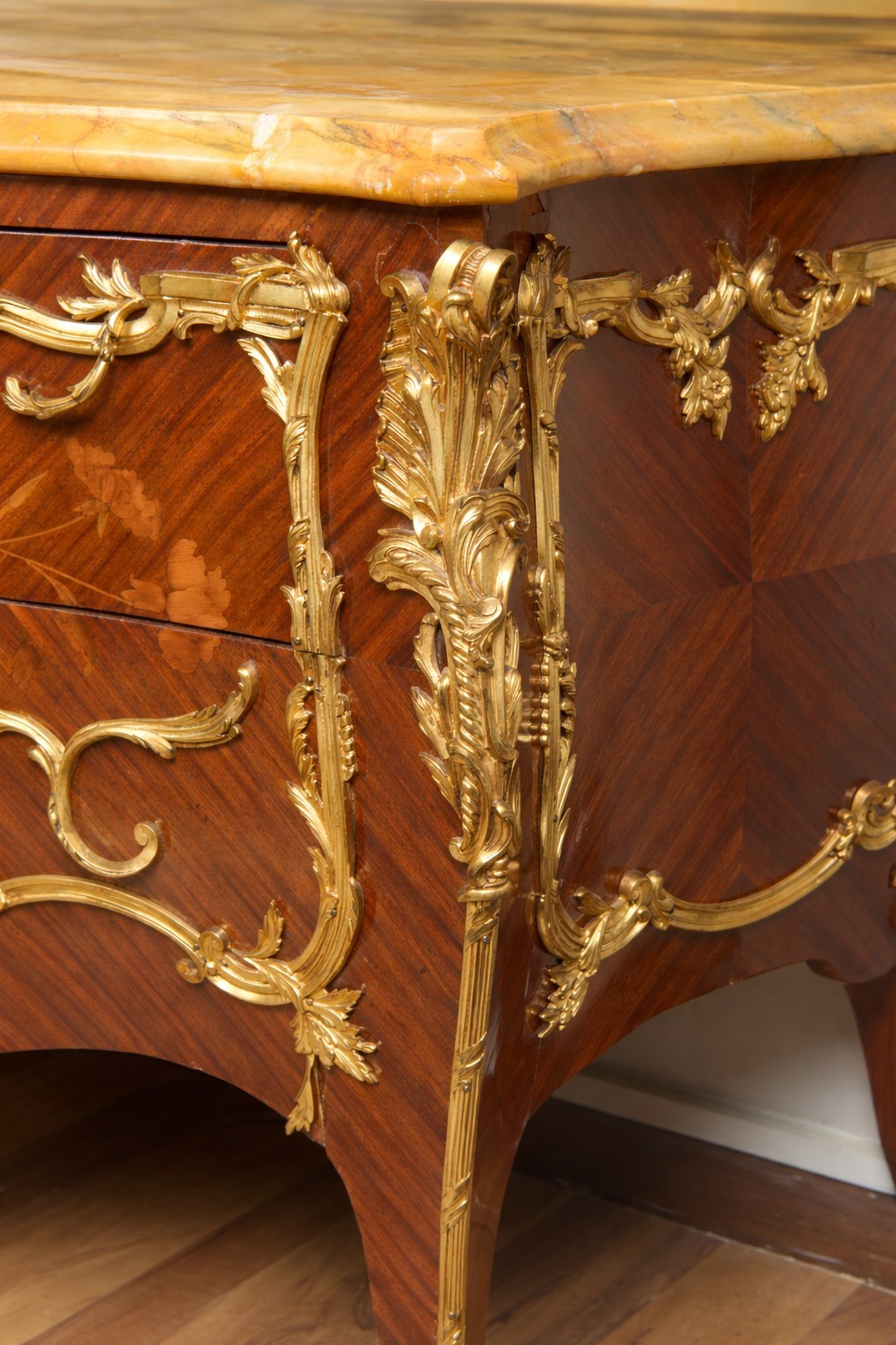Francia, Napoleone III (fine XIX secolo), Grande commode in ebano rosa con intarsi e piano in mar...