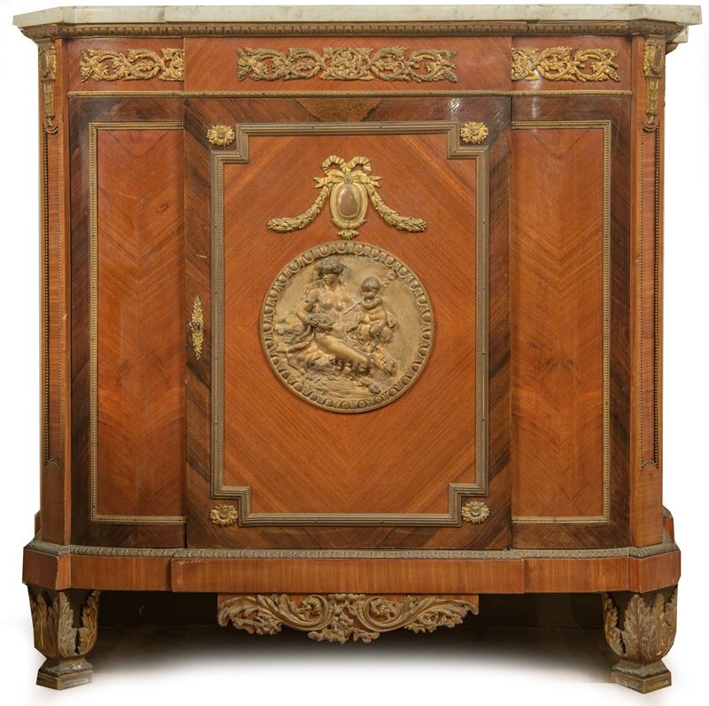 Credenza in legno di palissandro ed ebano rosa con applicazioni in bronzo dorato e piano in marmo...