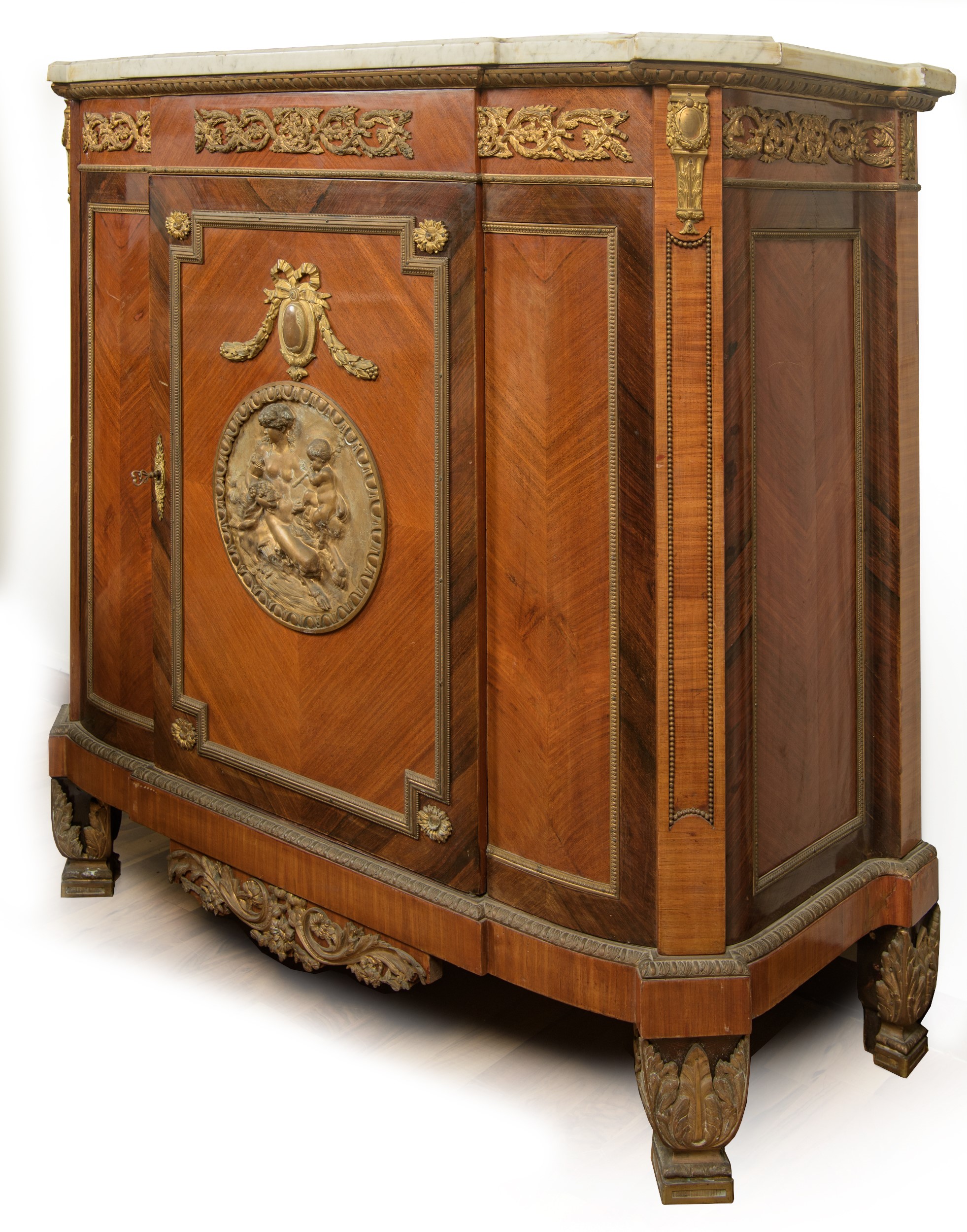Credenza in legno di palissandro ed ebano rosa con applicazioni in bronzo dorato e piano in marmo...