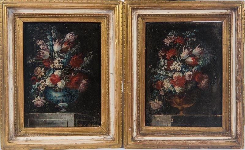 Coppia di composizioni floreali in vasi di porcellana