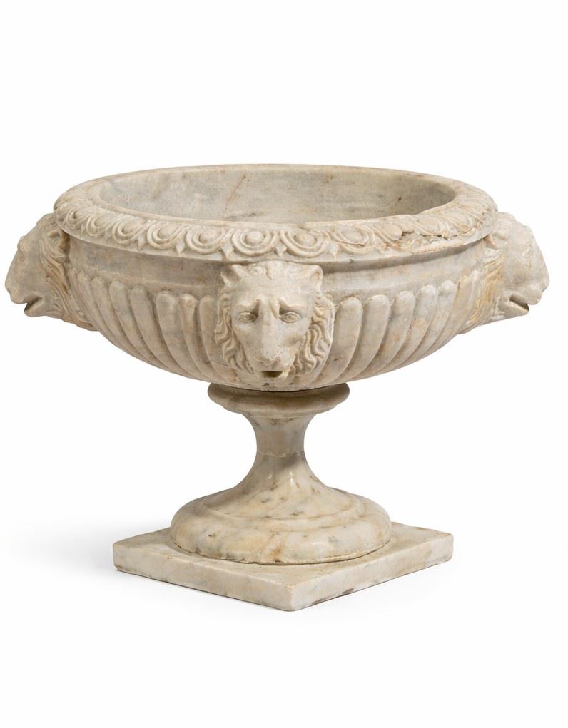 Vasca ornamentale con protomi leonine