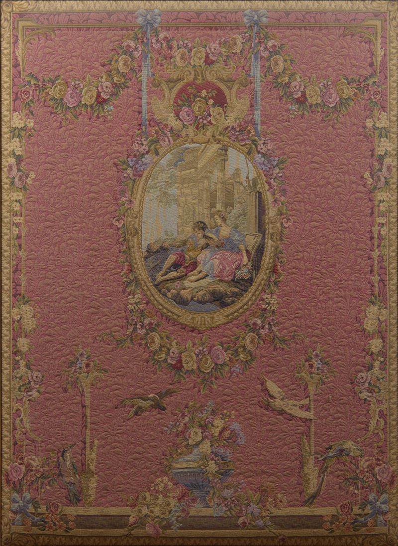 Arazzo Aubusson, decorazioni floreali e medaglione centrale con figure di bagnanti