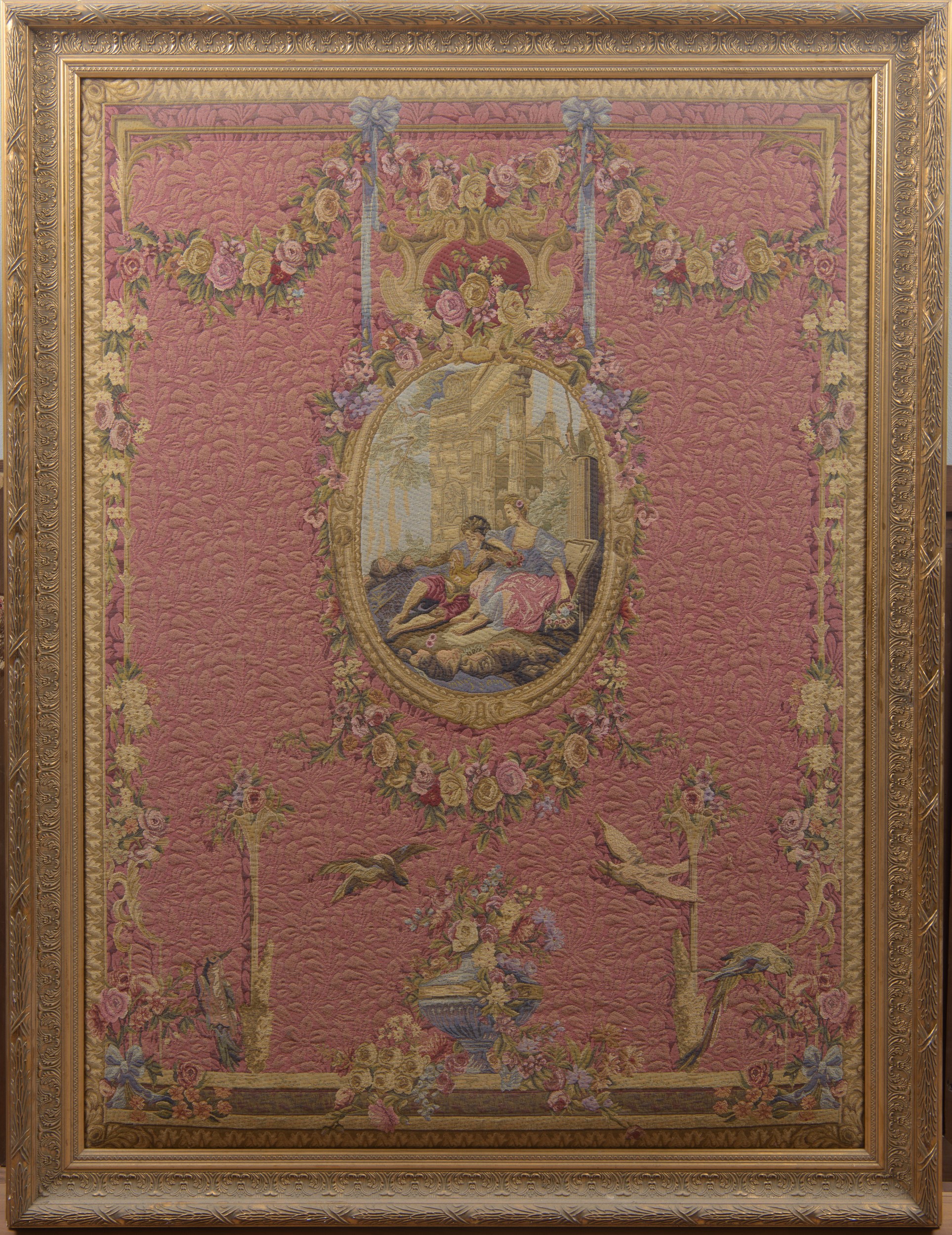 Arazzo Aubusson, decorazioni floreali e medaglione centrale con figure di bagnanti