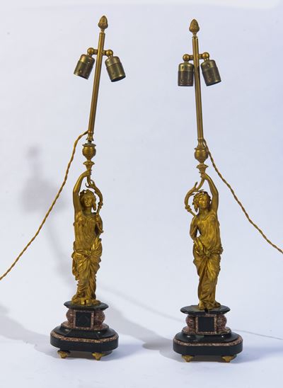 Francia, Napoleone III (fine XIX secolo), Coppia di sculture in bronzo con figure femminili regge...