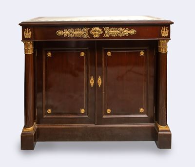 Credenza, legno di mogano con decori in bronzo dorato e piano in marmo bianco statuario