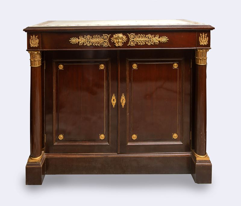Credenza, legno di mogano con decori in bronzo dorato e piano in marmo bianco statuario