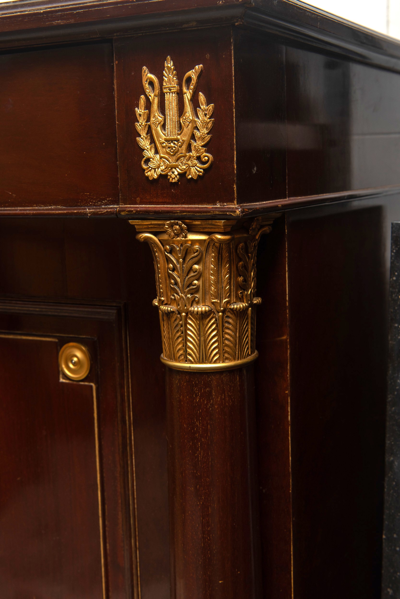 Credenza, legno di mogano con decori in bronzo dorato e piano in marmo bianco statuario