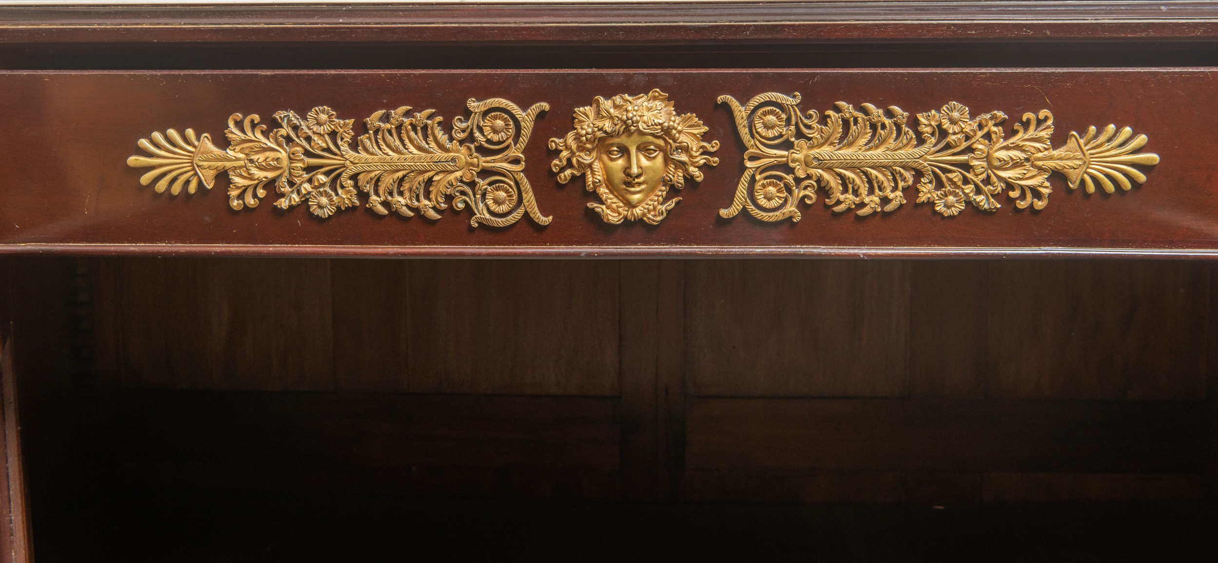 Credenza, legno di mogano con decori in bronzo dorato e piano in marmo bianco statuario