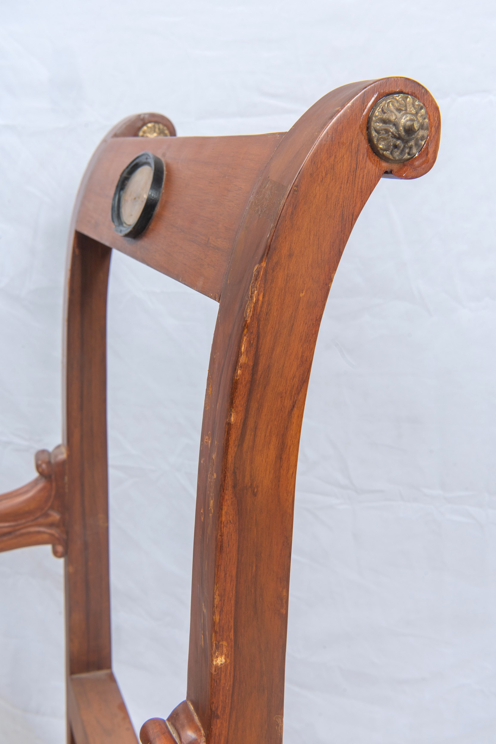 Poltrone in mogano, coppia con applicazioni in bronzo dorato e specchiature in alabastro oriental...