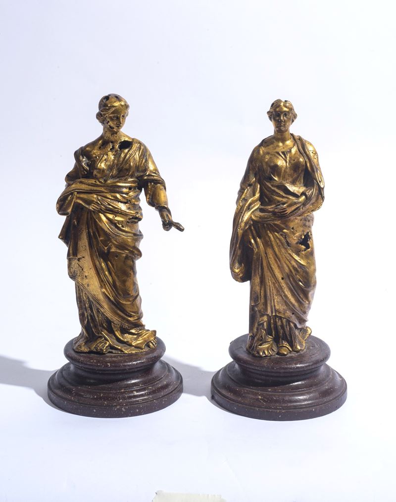 Due sculture raffiguranti "La Prudenza" e "La Carità"