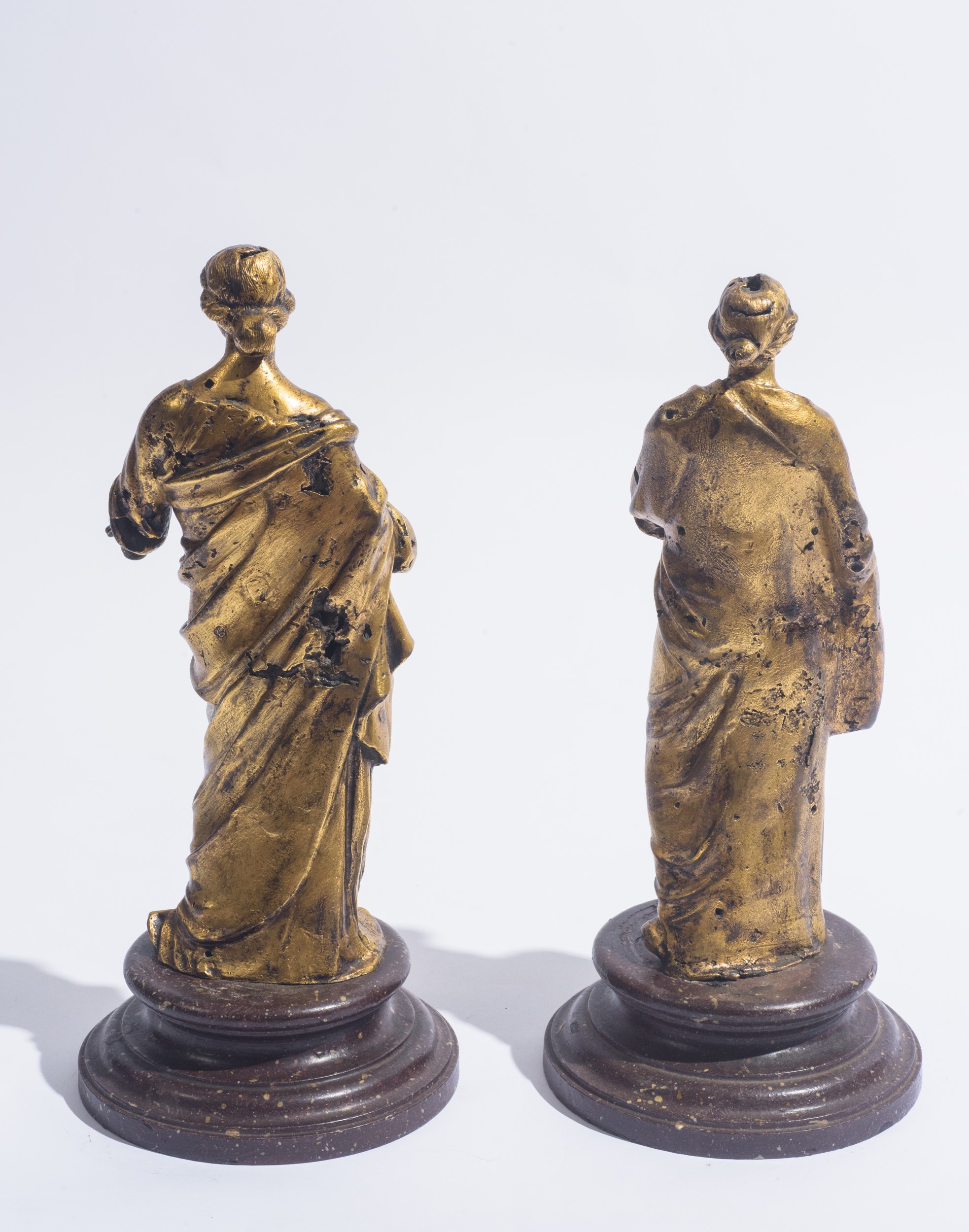 Due sculture raffiguranti "La Prudenza" e "La Carità"