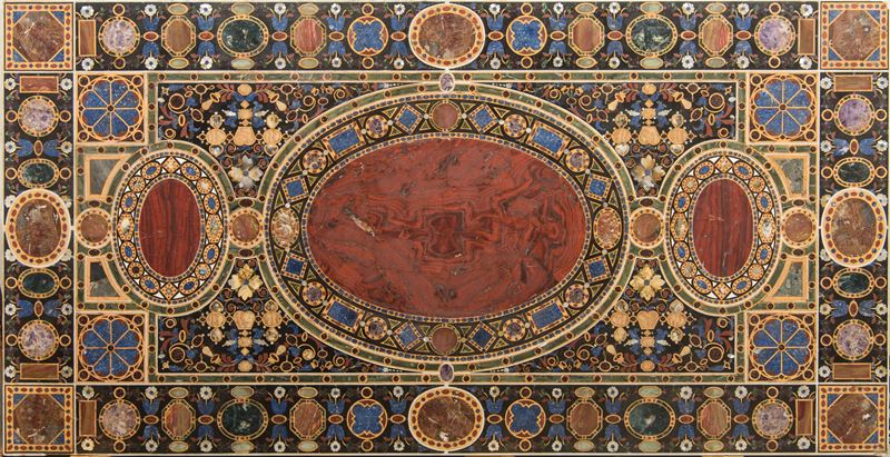 Importante piano in commesso in pietre dure e marmi