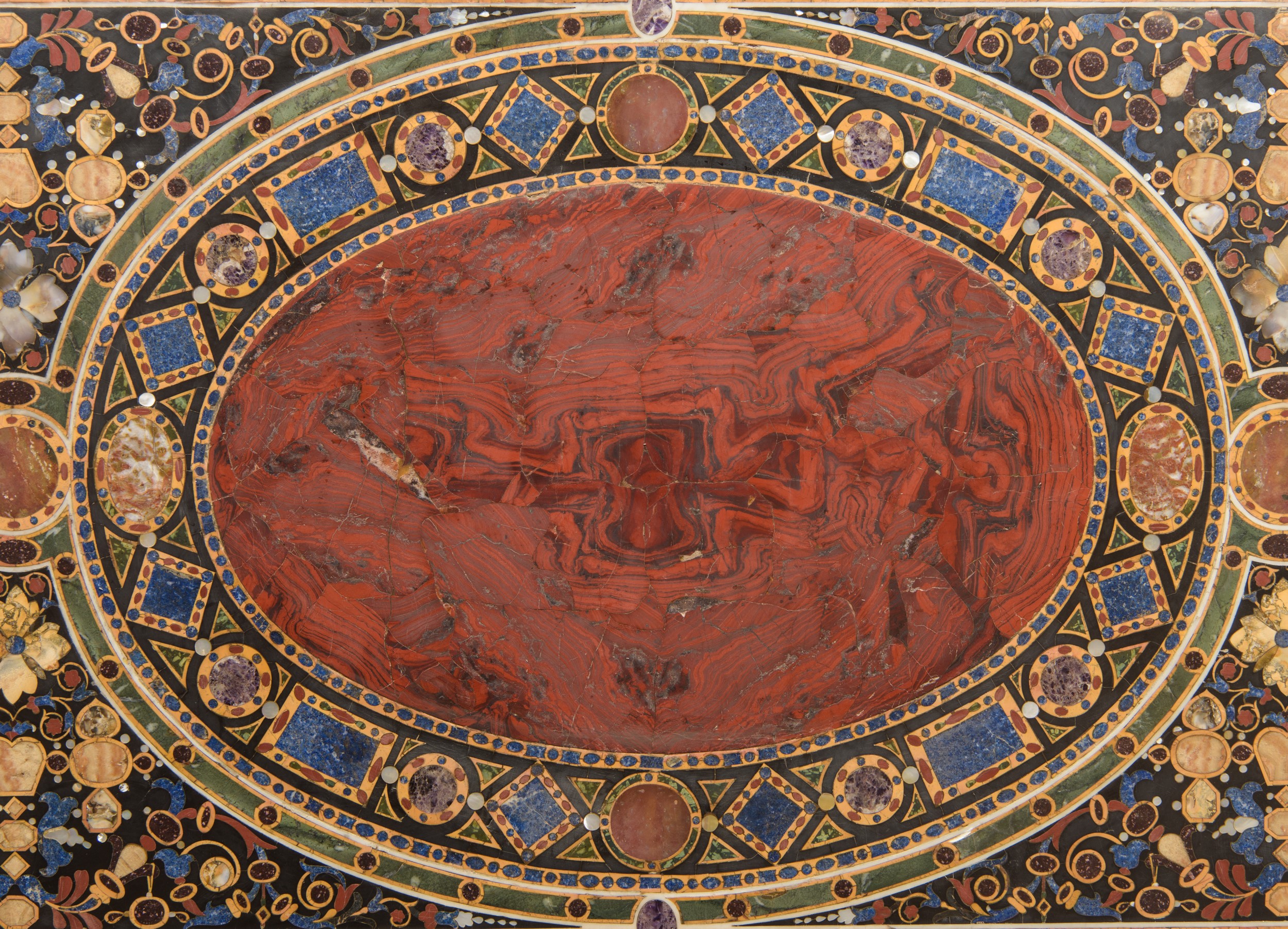 Importante piano in commesso in pietre dure e marmi