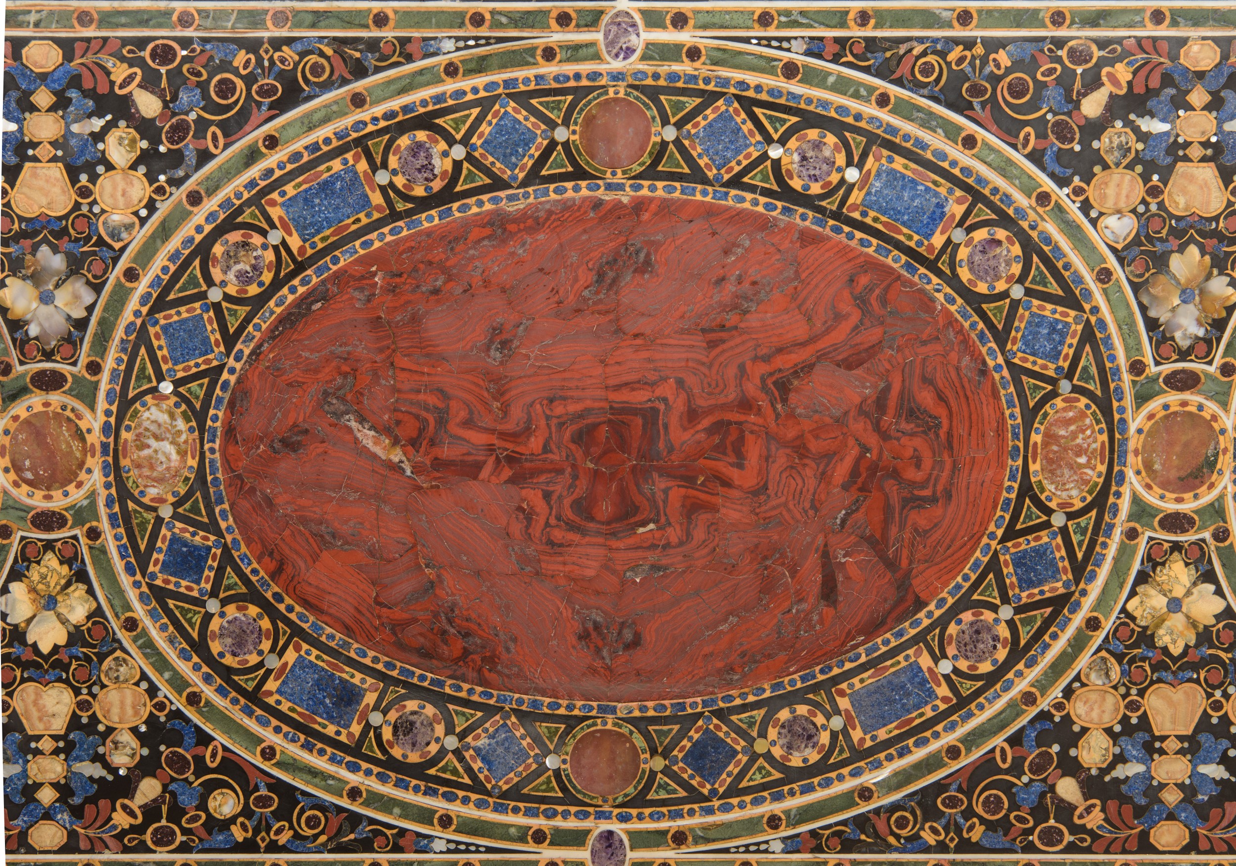 Importante piano in commesso in pietre dure e marmi