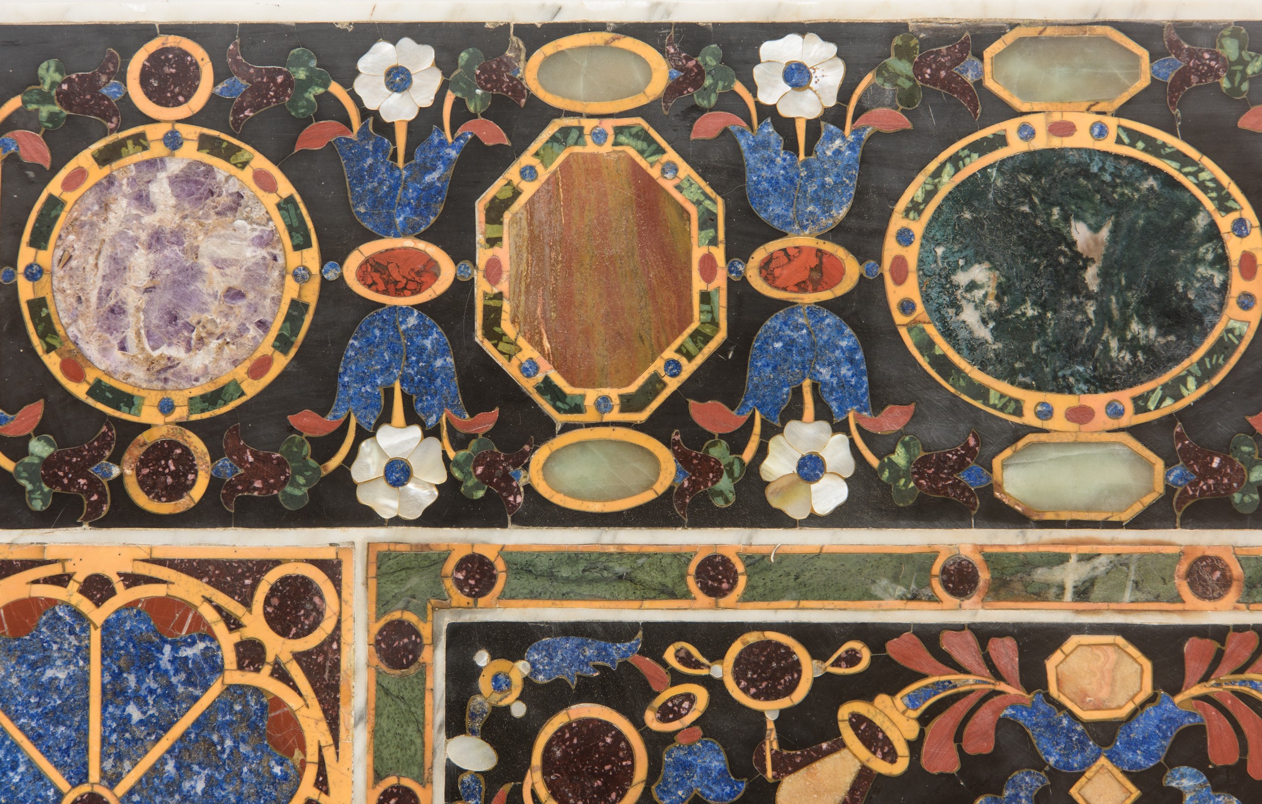 Importante piano in commesso in pietre dure e marmi